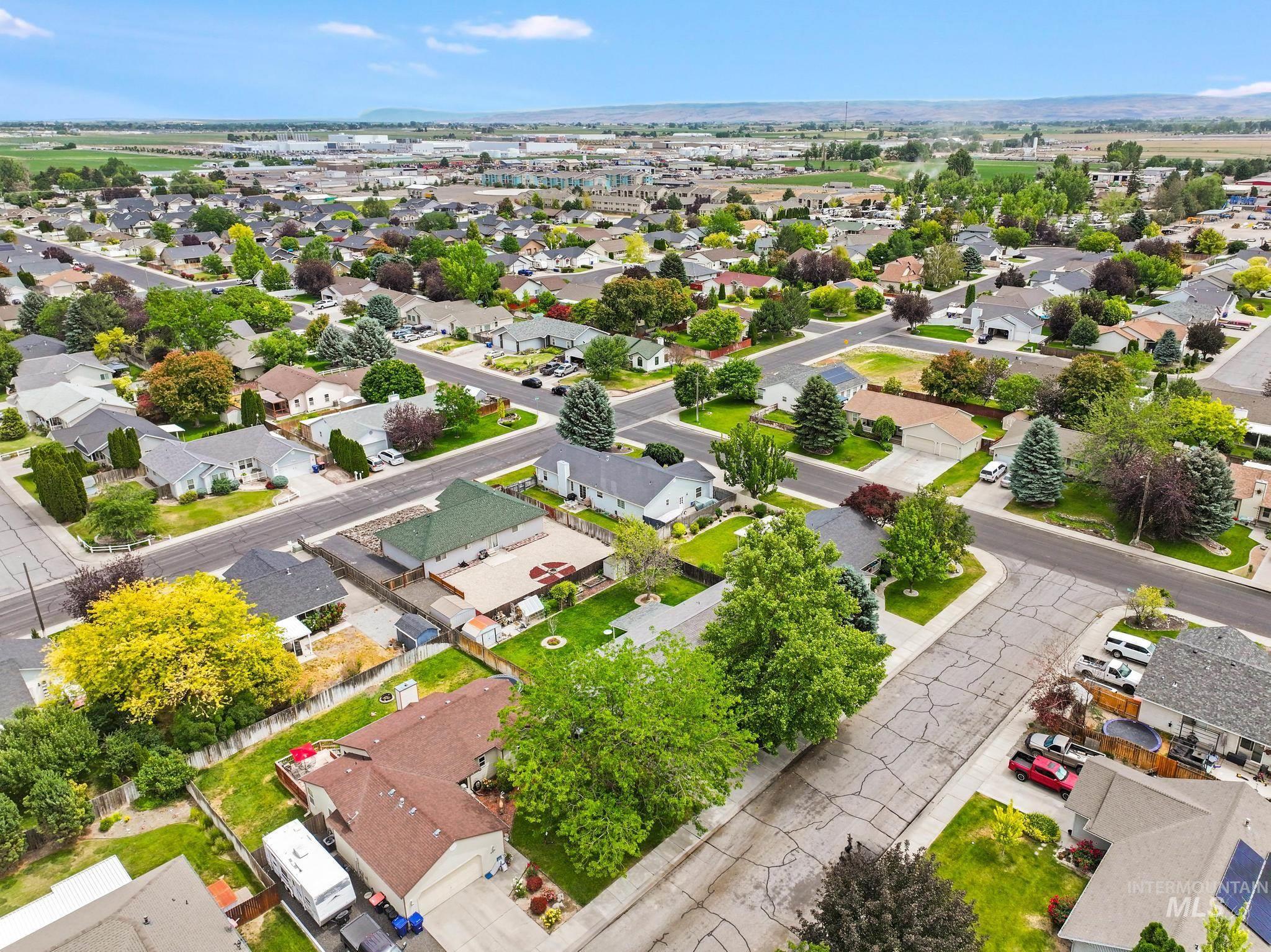 426 Bitterbrush Dr, Twin Falls, Idaho 83301-7557, 3 Bedrooms, 2 Bathrooms, Residential For Sale, Price $399,900,MLS 98991736