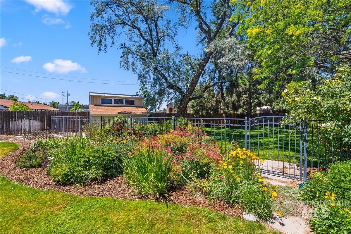 7201 W El Caballo Dr, Boise, Idaho 83704-7323, 4 Bedrooms, 2.5 Bathrooms, Residential For Sale, Price $799,900, 98991908