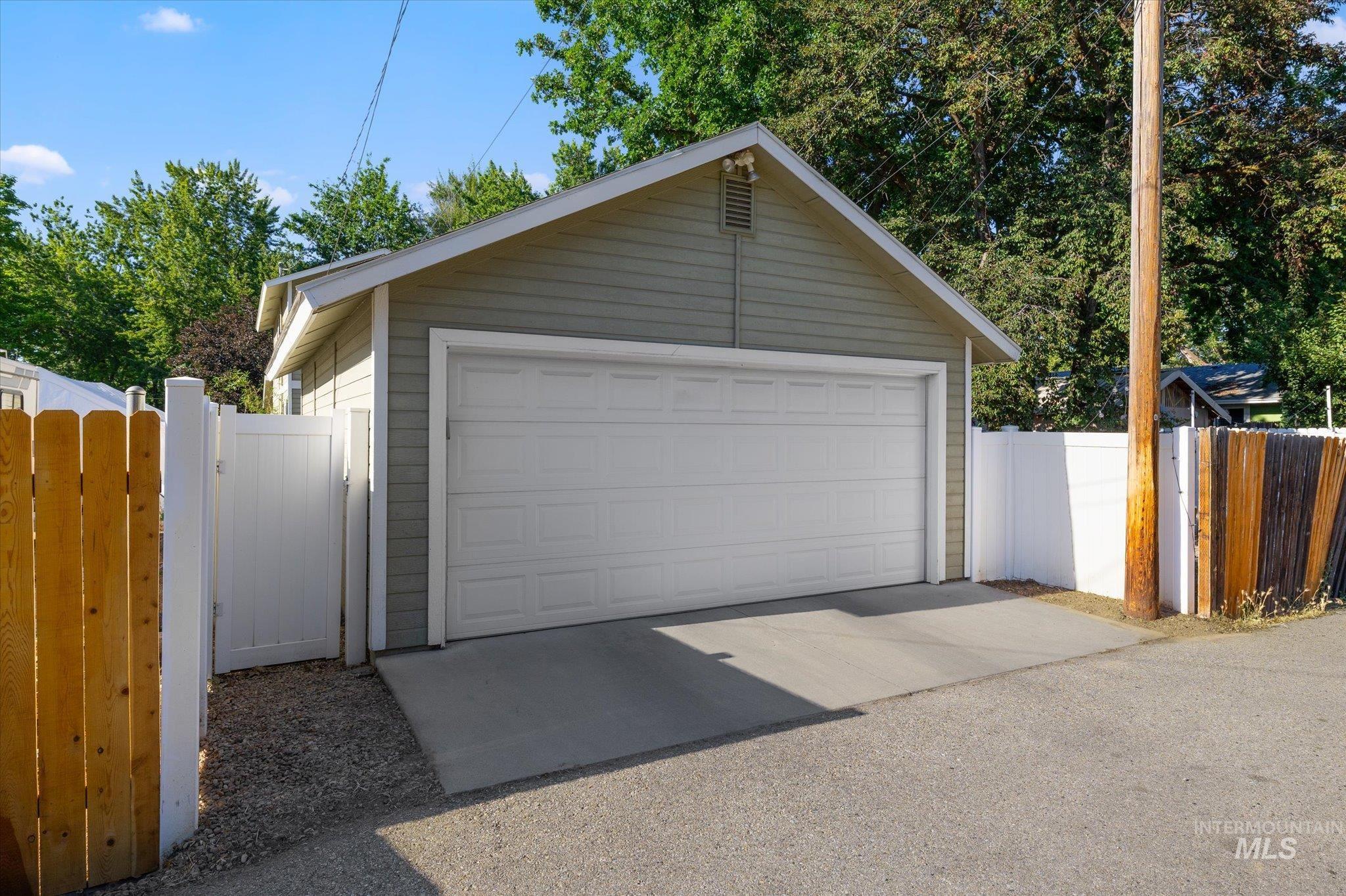 4311 W Holmes St., Boise, Idaho 83706, 2 Bedrooms, 1.5 Bathrooms, Residential For Sale, Price $399,000, 98991911