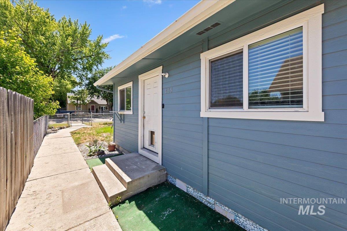 409 17th Avenue N, Nampa, Idaho 83687, 2 Bedrooms, 1 Bathroom, Residential Income For Sale, Price $399,900,MLS 98991916