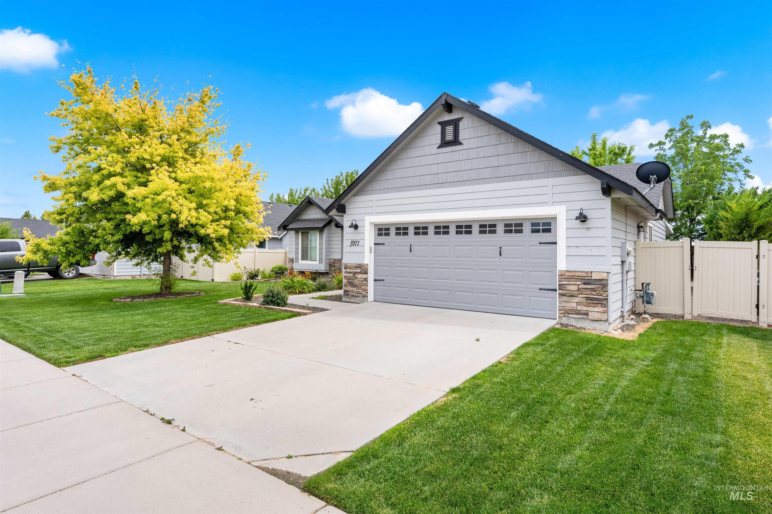 1971 W FELSTON ST, Kuna, Idaho 83634, 3 Bedrooms, 2 Bathrooms, Residential For Sale, Price $424,990,MLS 98991923