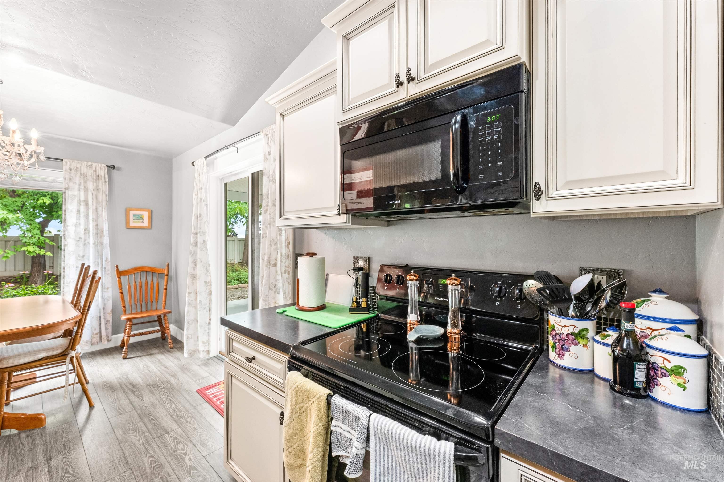 1971 W FELSTON ST, Kuna, Idaho 83634, 3 Bedrooms, 2 Bathrooms, Residential For Sale, Price $424,990,MLS 98991923