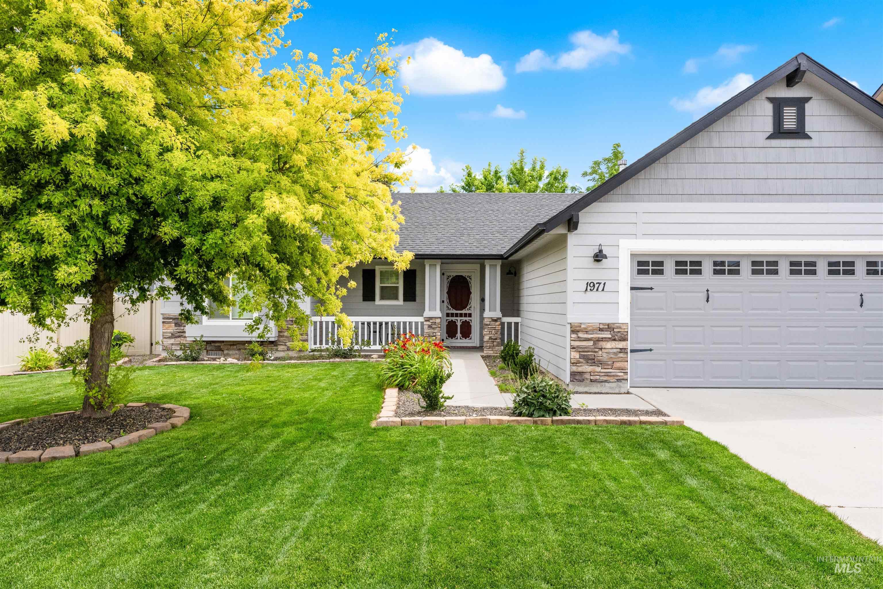 1971 W FELSTON ST, Kuna, Idaho 83634, 3 Bedrooms, 2 Bathrooms, Residential For Sale, Price $424,990,MLS 98991923