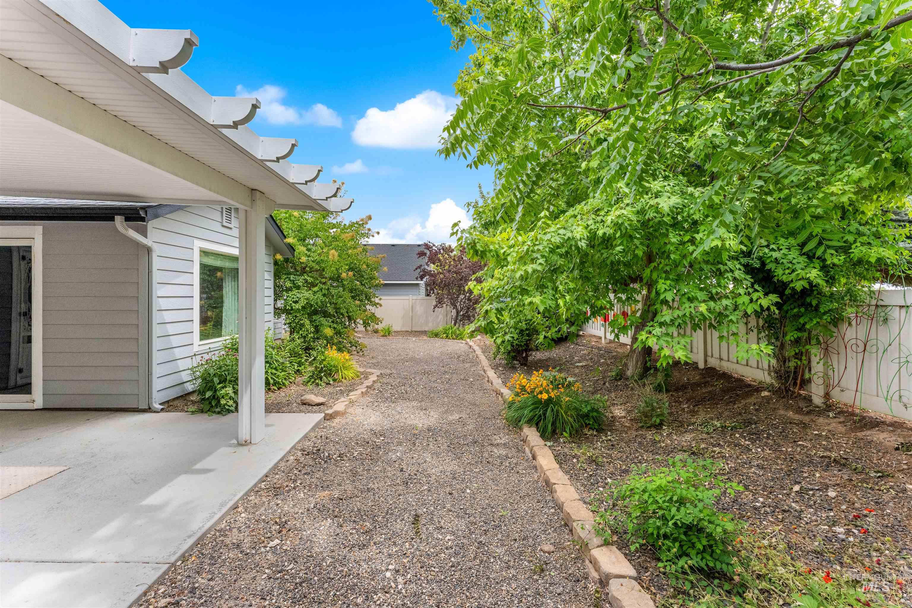 1971 W FELSTON ST, Kuna, Idaho 83634, 3 Bedrooms, 2 Bathrooms, Residential For Sale, Price $424,990,MLS 98991923