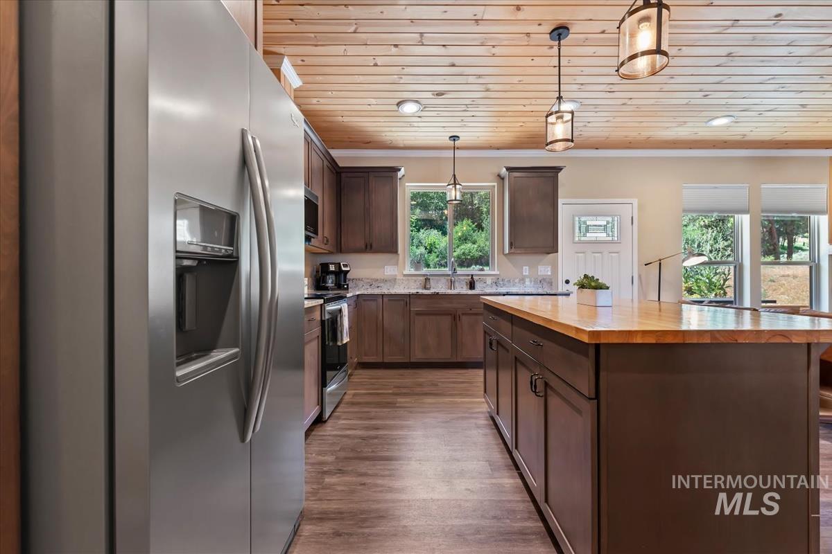 37 Wapiti Ct, Garden Valley, Idaho 83622, 3 Bedrooms, 2 Bathrooms, Residential For Sale, Price $595,000, 98991935