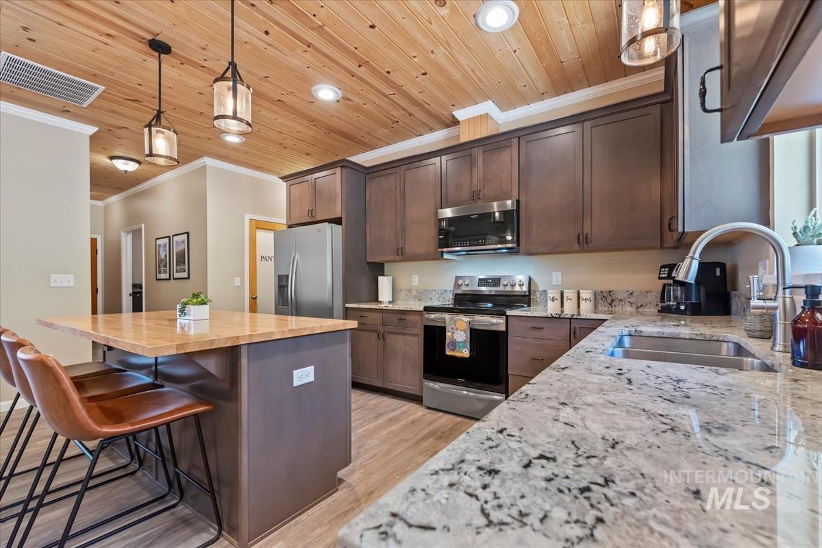37 Wapiti Ct, Garden Valley, Idaho 83622, 3 Bedrooms, 2 Bathrooms, Residential For Sale, Price $595,000, 98991935
