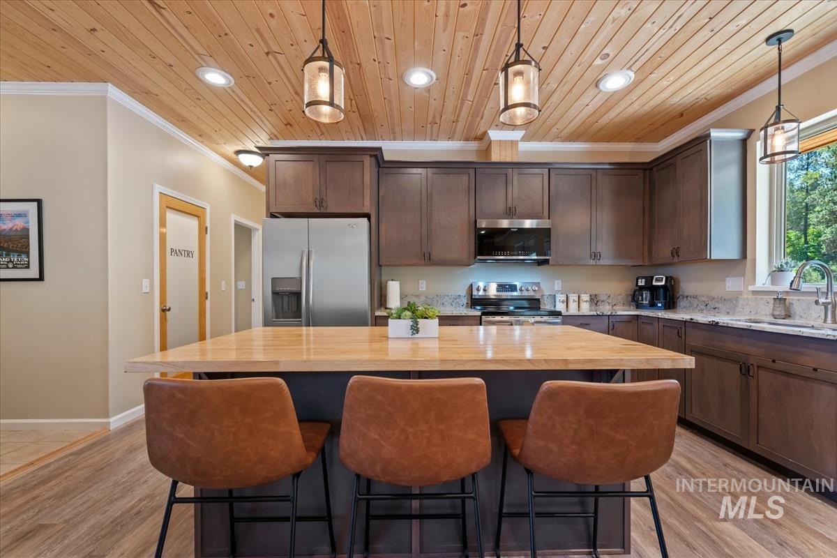 37 Wapiti Ct, Garden Valley, Idaho 83622, 3 Bedrooms, 2 Bathrooms, Residential For Sale, Price $595,000, 98991935