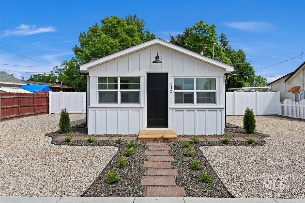 312 E. Idaho Ave., Meridian, Idaho 83642, 1 Bedroom, 1.5 Bathrooms, Residential For Sale, Price $474,900,MLS 98991949
