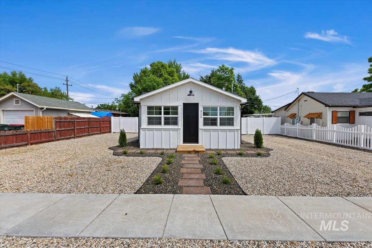 312 E. Idaho Ave., Meridian, Idaho 83642, 1 Bedroom, 1.5 Bathrooms, Residential For Sale, Price $474,900,MLS 98991949