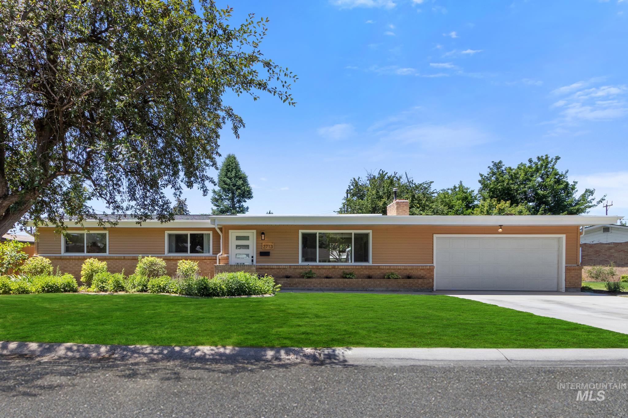 2713 S Laurelhurst Dr, Boise, Idaho 83705, 3 Bedrooms, 2 Bathrooms, Residential For Sale, Price $575,000, 98991950