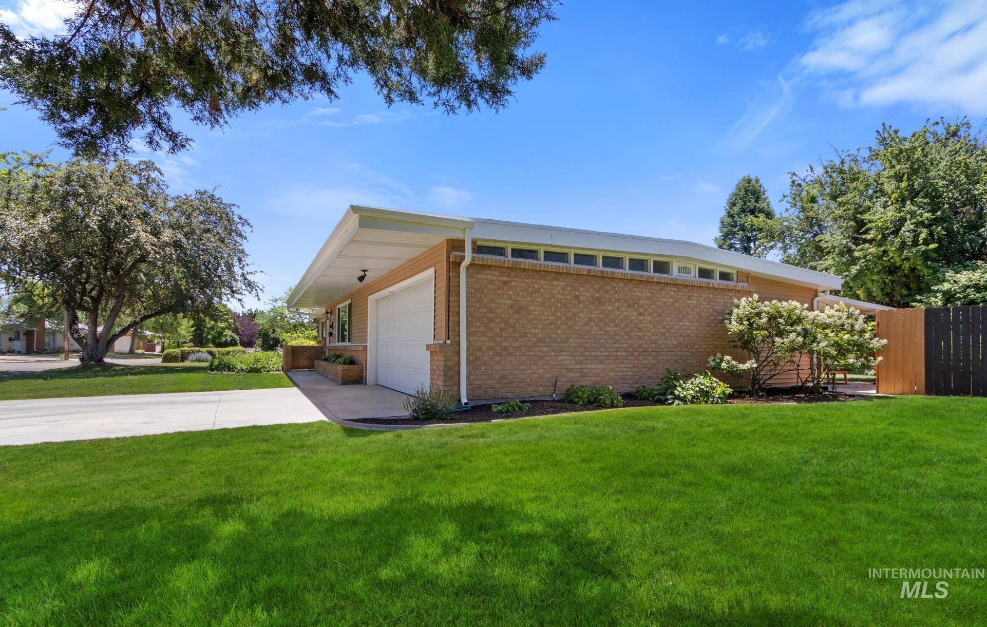2713 S Laurelhurst Dr, Boise, Idaho 83705, 3 Bedrooms, 2 Bathrooms, Residential For Sale, Price $575,000, 98991950