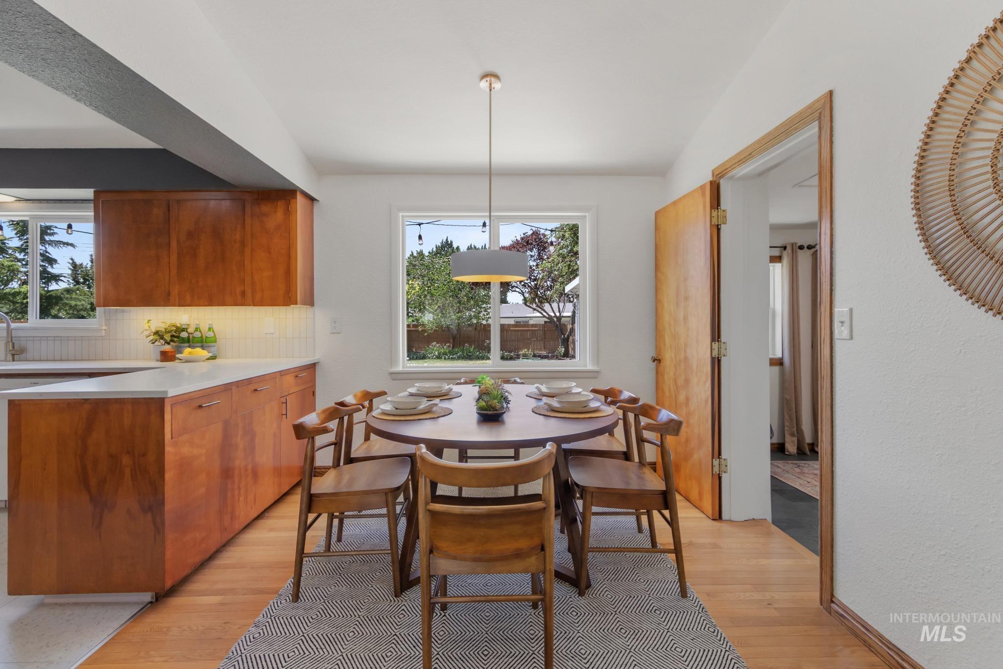 2713 S Laurelhurst Dr, Boise, Idaho 83705, 3 Bedrooms, 2 Bathrooms, Residential For Sale, Price $575,000, 98991950