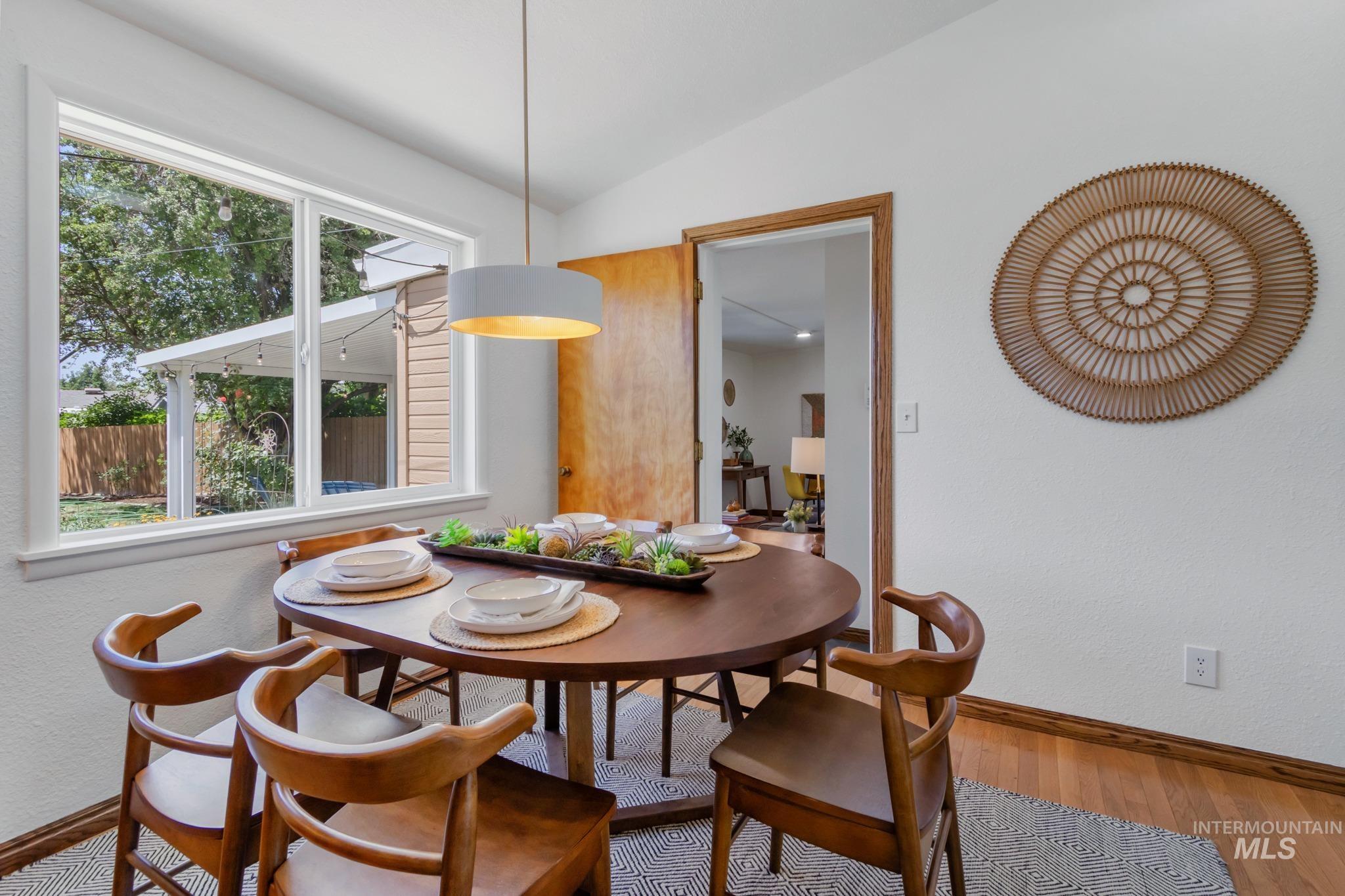 2713 S Laurelhurst Dr, Boise, Idaho 83705, 3 Bedrooms, 2 Bathrooms, Residential For Sale, Price $575,000, 98991950