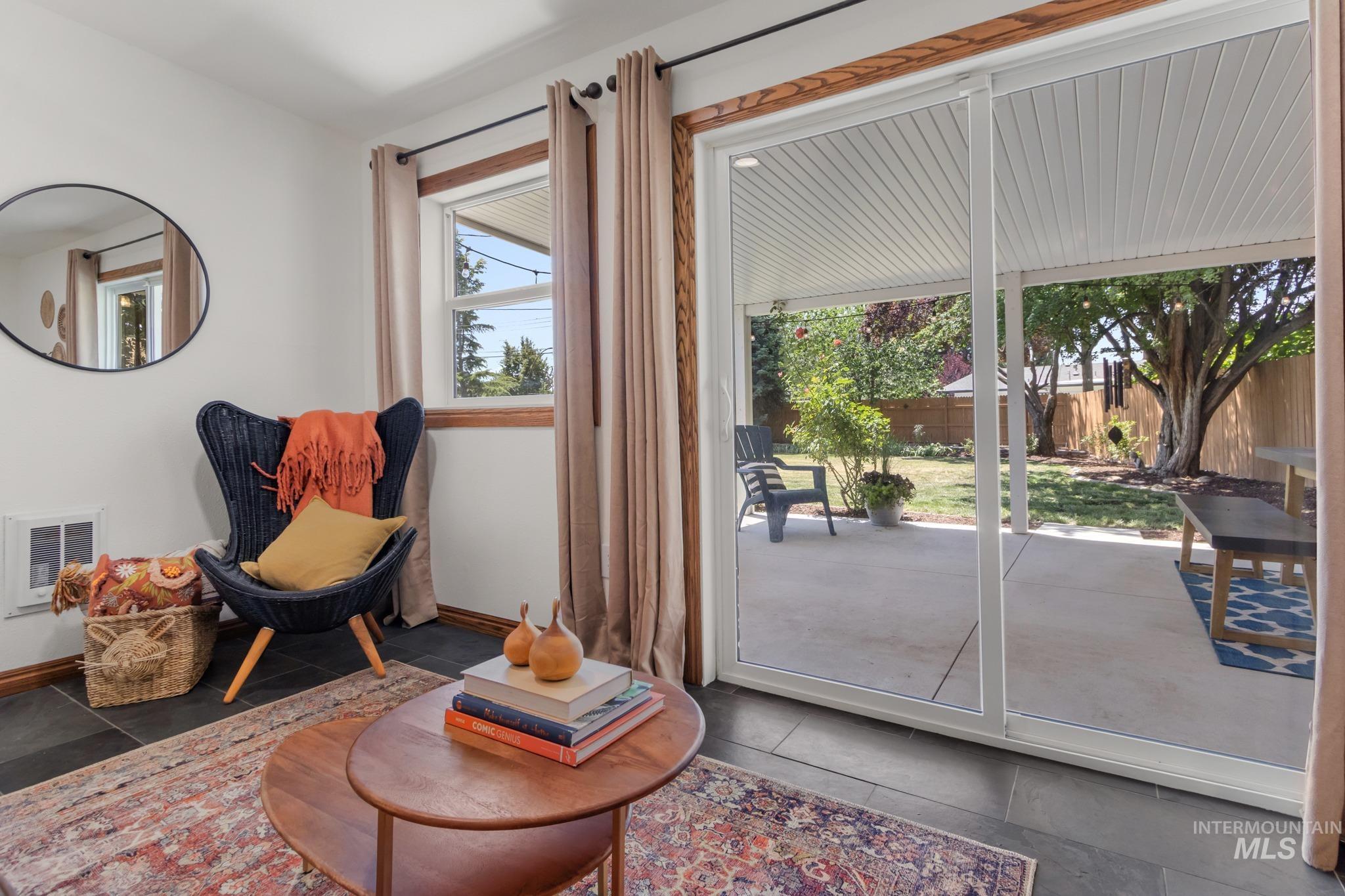 2713 S Laurelhurst Dr, Boise, Idaho 83705, 3 Bedrooms, 2 Bathrooms, Residential For Sale, Price $575,000, 98991950