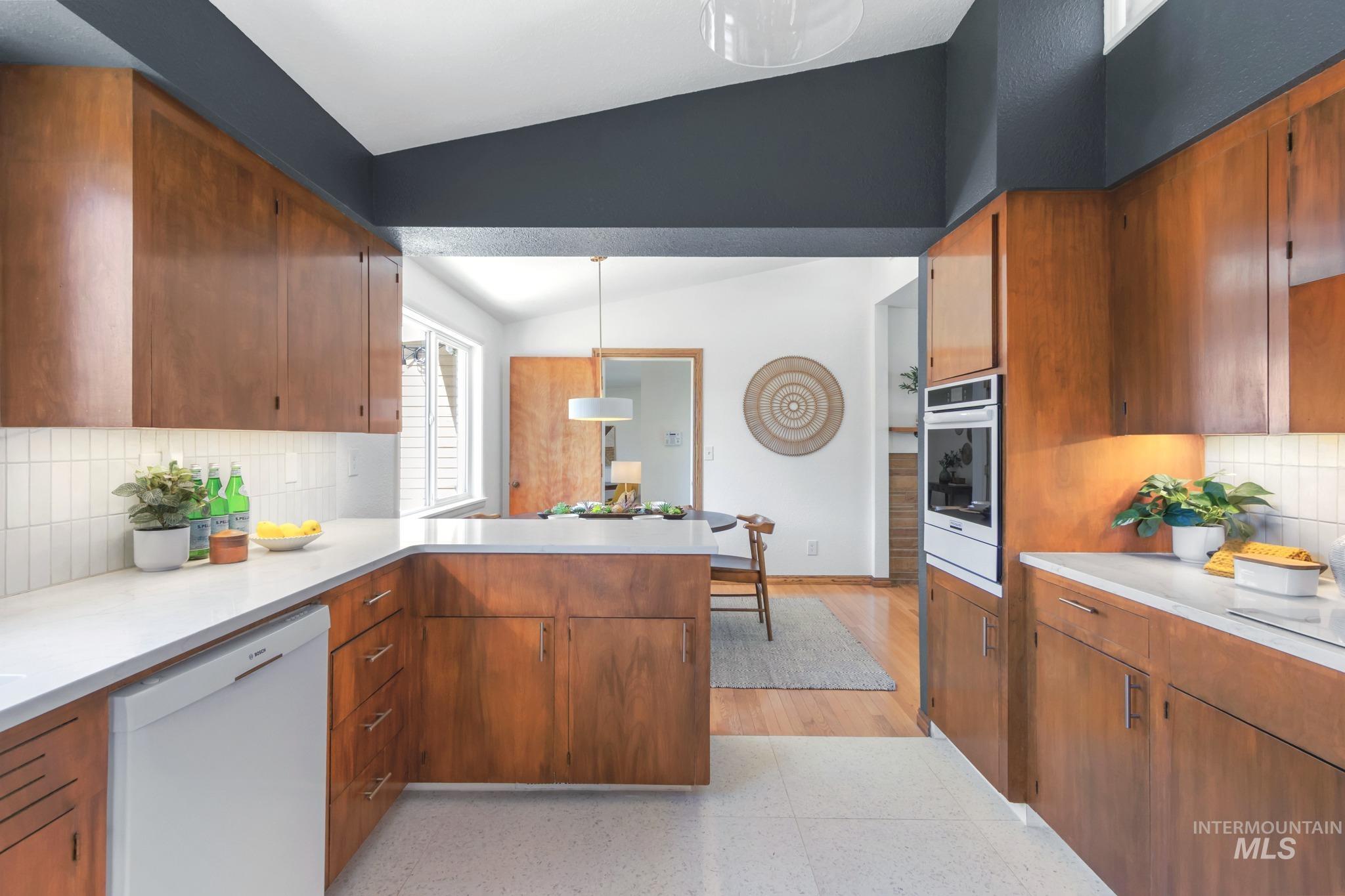 2713 S Laurelhurst Dr, Boise, Idaho 83705, 3 Bedrooms, 2 Bathrooms, Residential For Sale, Price $575,000, 98991950