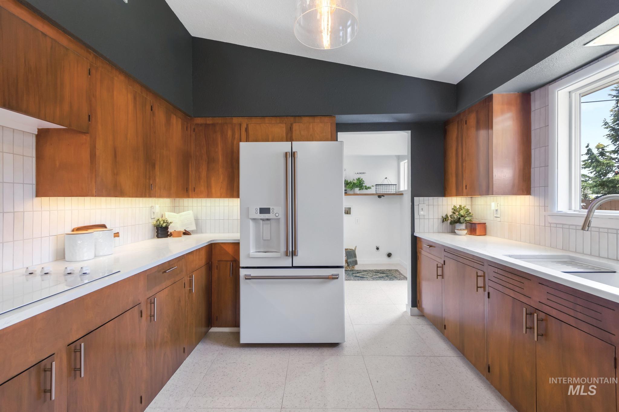 2713 S Laurelhurst Dr, Boise, Idaho 83705, 3 Bedrooms, 2 Bathrooms, Residential For Sale, Price $575,000, 98991950