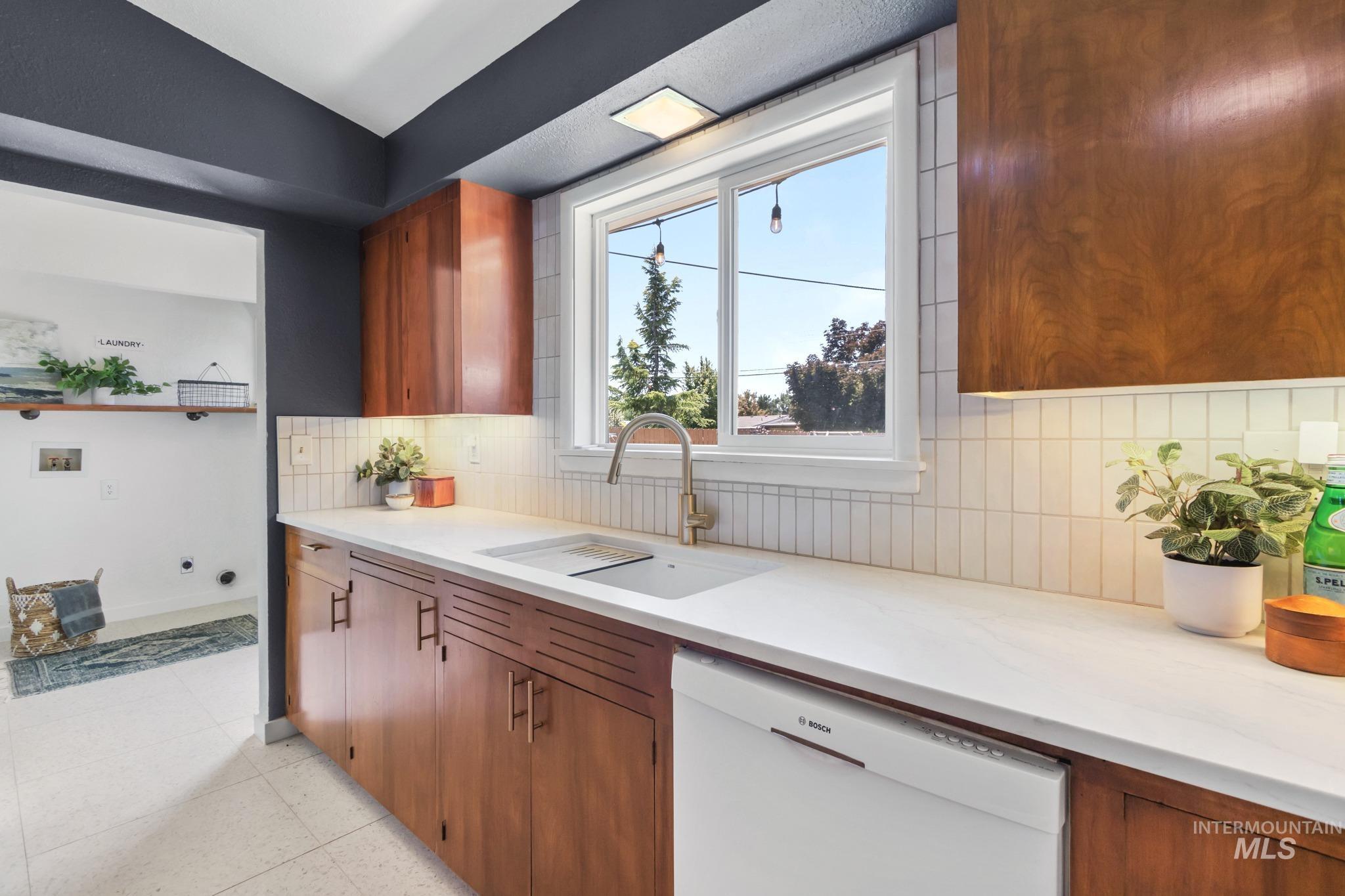 2713 S Laurelhurst Dr, Boise, Idaho 83705, 3 Bedrooms, 2 Bathrooms, Residential For Sale, Price $575,000, 98991950