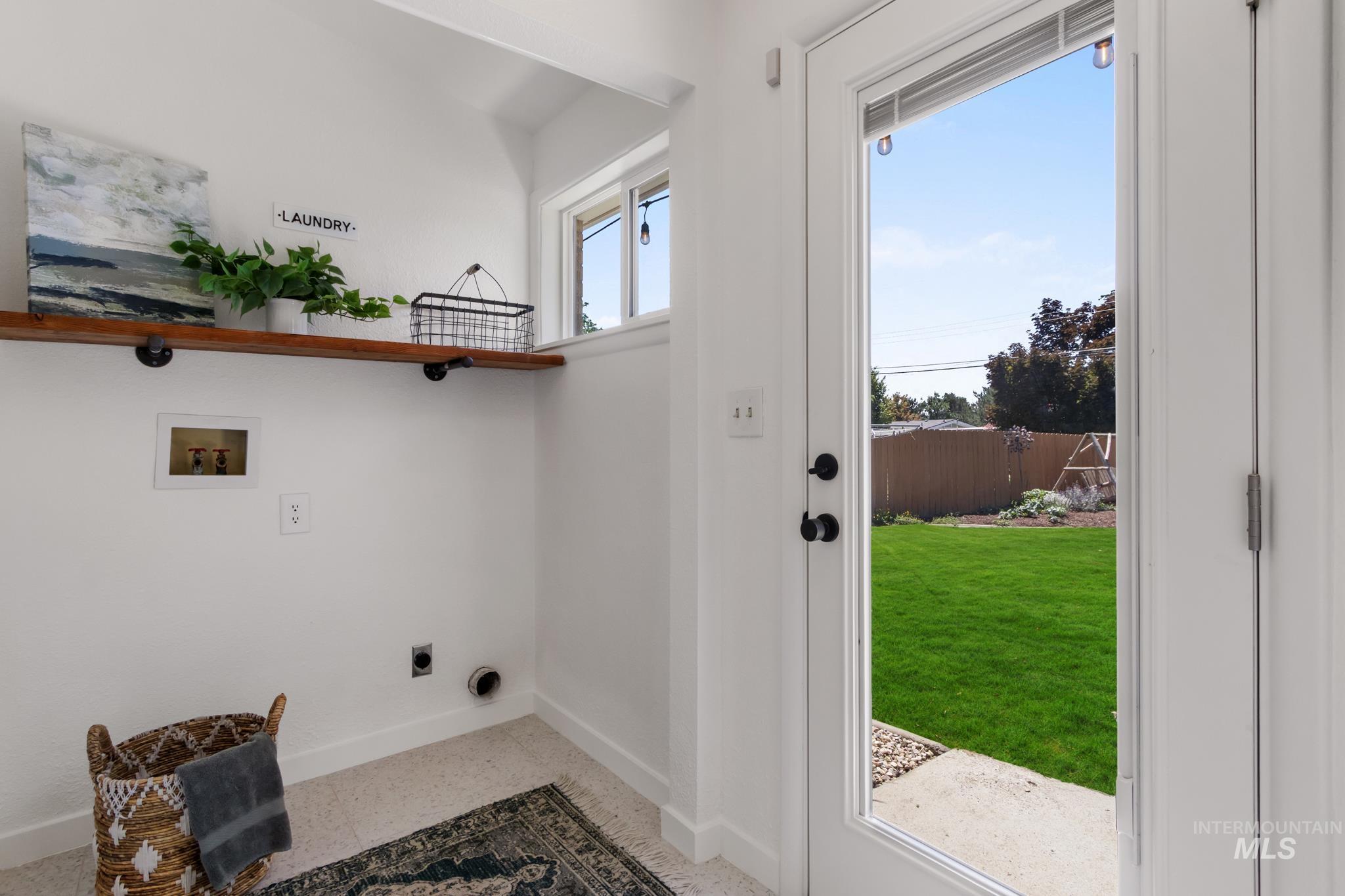 2713 S Laurelhurst Dr, Boise, Idaho 83705, 3 Bedrooms, 2 Bathrooms, Residential For Sale, Price $575,000, 98991950