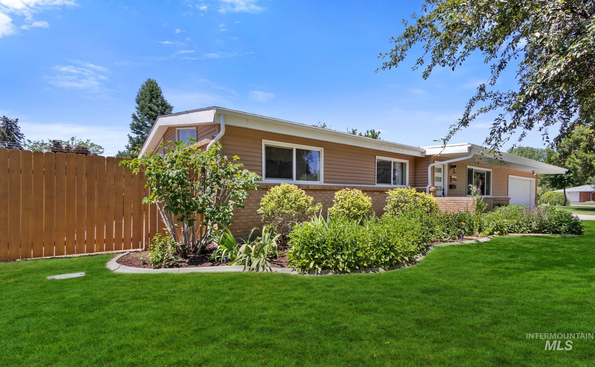 2713 S Laurelhurst Dr, Boise, Idaho 83705, 3 Bedrooms, 2 Bathrooms, Residential For Sale, Price $575,000, 98991950