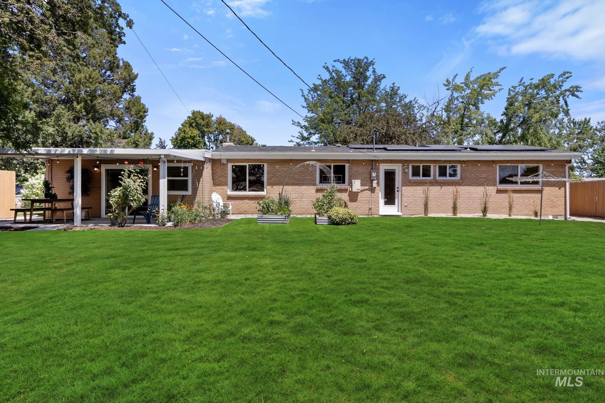 2713 S Laurelhurst Dr, Boise, Idaho 83705, 3 Bedrooms, 2 Bathrooms, Residential For Sale, Price $575,000, 98991950