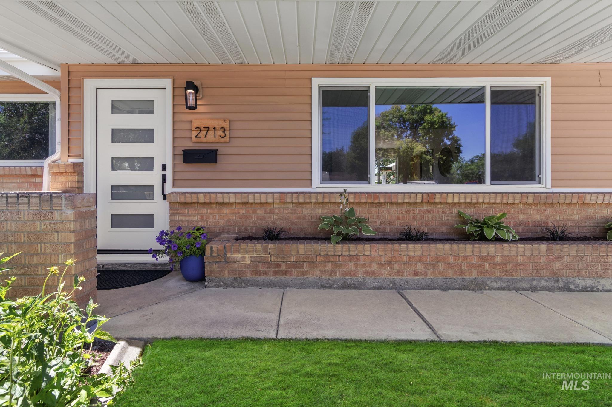 2713 S Laurelhurst Dr, Boise, Idaho 83705, 3 Bedrooms, 2 Bathrooms, Residential For Sale, Price $575,000, 98991950