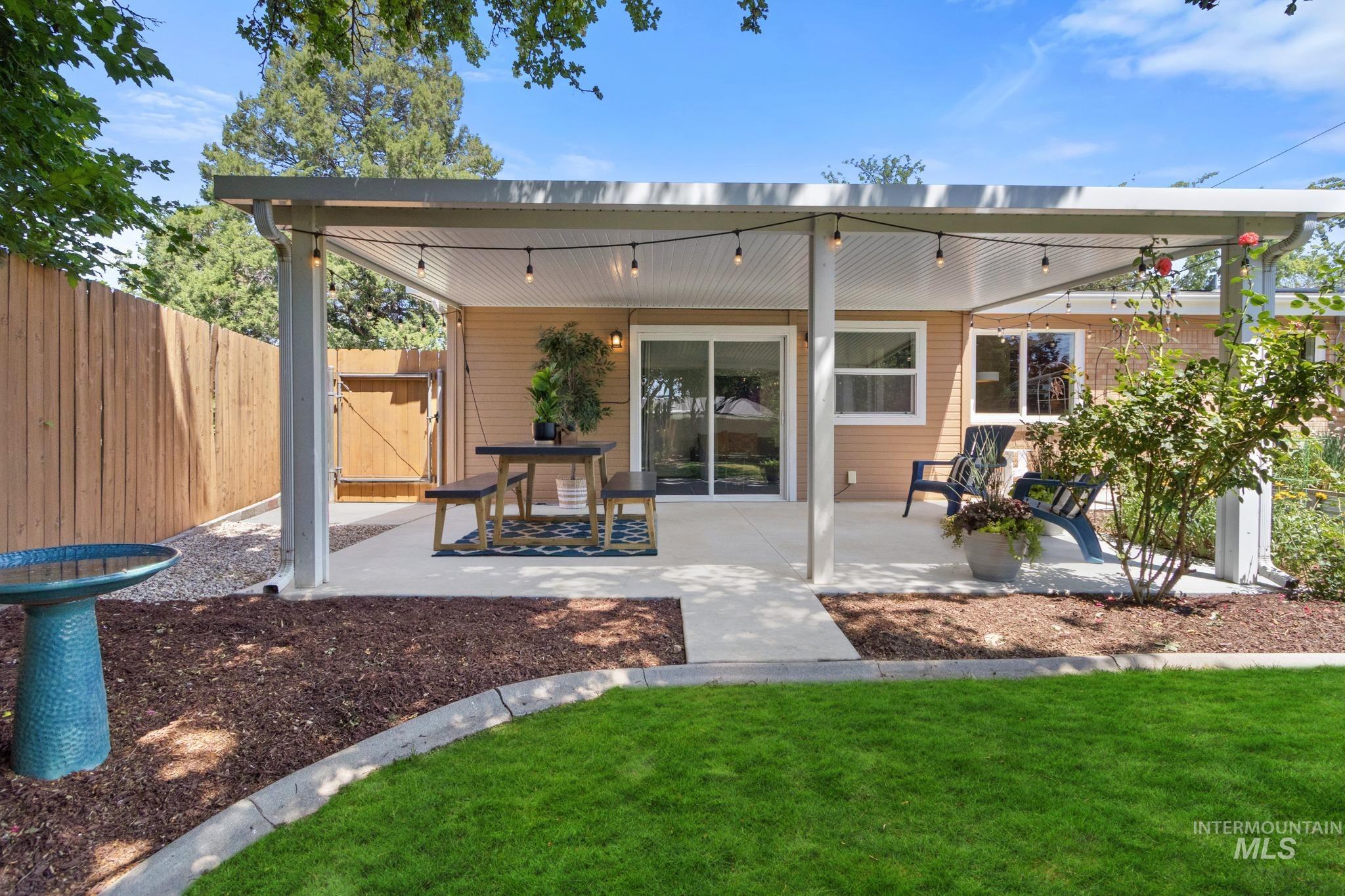2713 S Laurelhurst Dr, Boise, Idaho 83705, 3 Bedrooms, 2 Bathrooms, Residential For Sale, Price $575,000, 98991950
