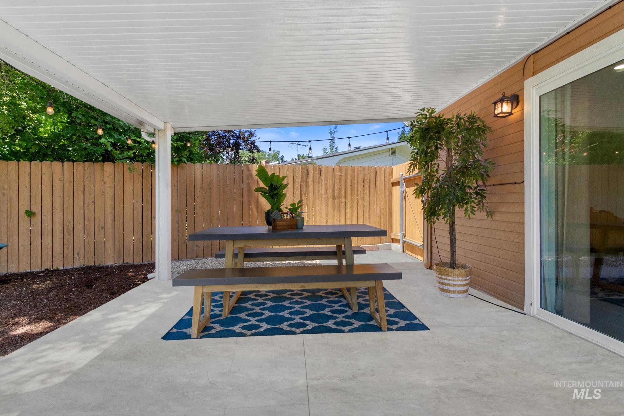 2713 S Laurelhurst Dr, Boise, Idaho 83705, 3 Bedrooms, 2 Bathrooms, Residential For Sale, Price $575,000, 98991950