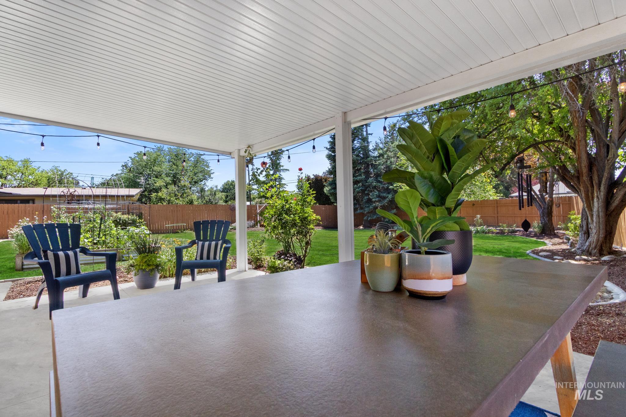 2713 S Laurelhurst Dr, Boise, Idaho 83705, 3 Bedrooms, 2 Bathrooms, Residential For Sale, Price $575,000, 98991950