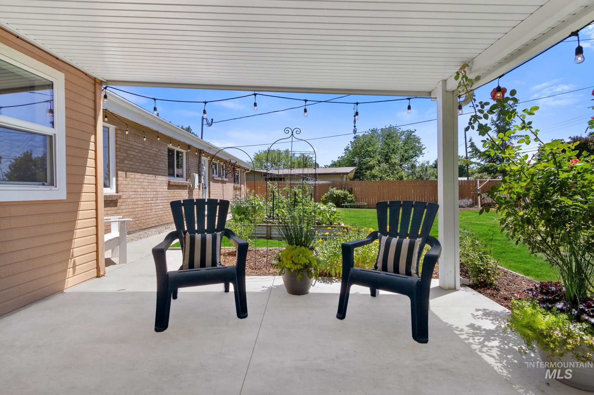 2713 S Laurelhurst Dr, Boise, Idaho 83705, 3 Bedrooms, 2 Bathrooms, Residential For Sale, Price $575,000, 98991950
