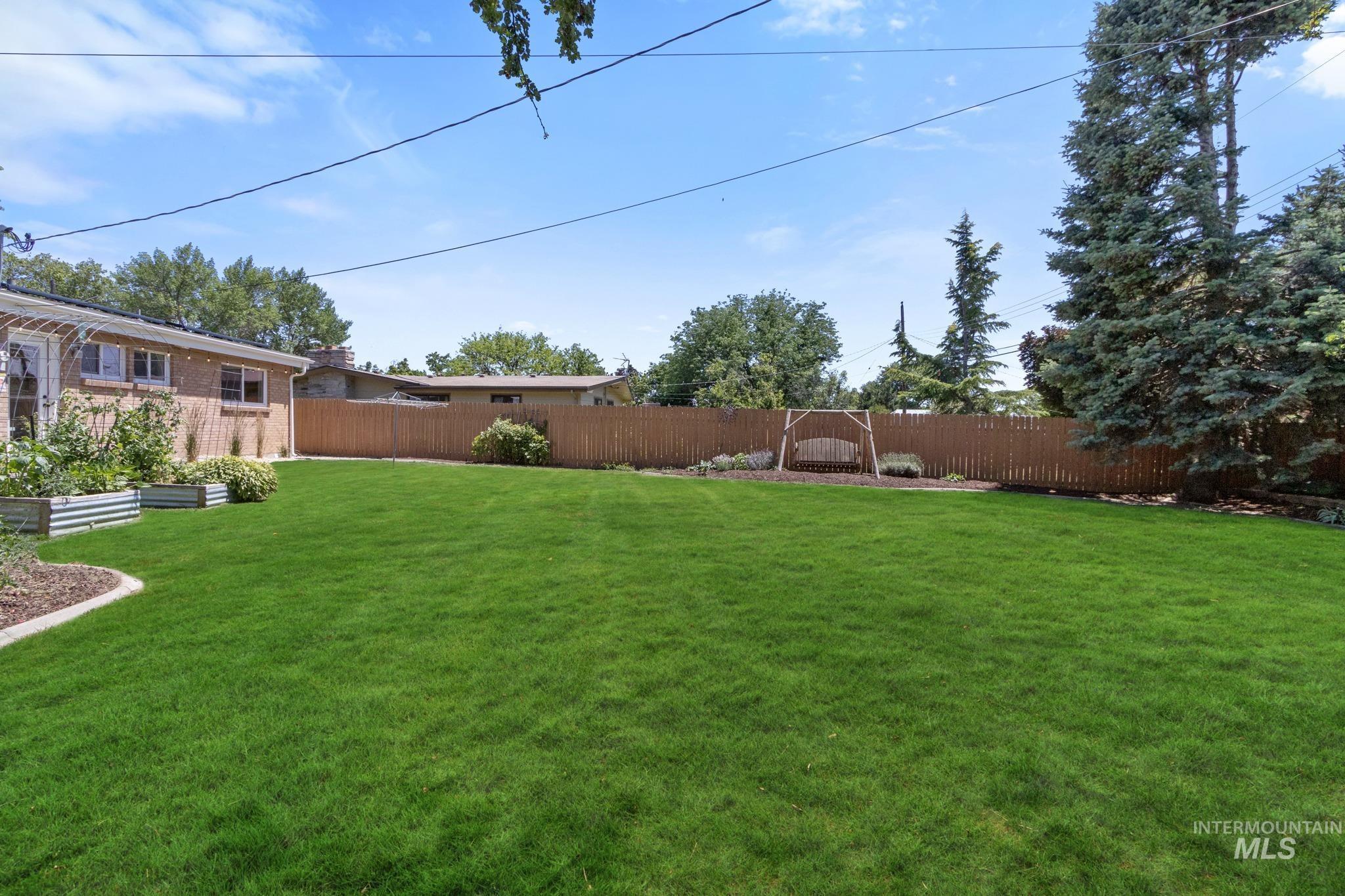2713 S Laurelhurst Dr, Boise, Idaho 83705, 3 Bedrooms, 2 Bathrooms, Residential For Sale, Price $575,000, 98991950