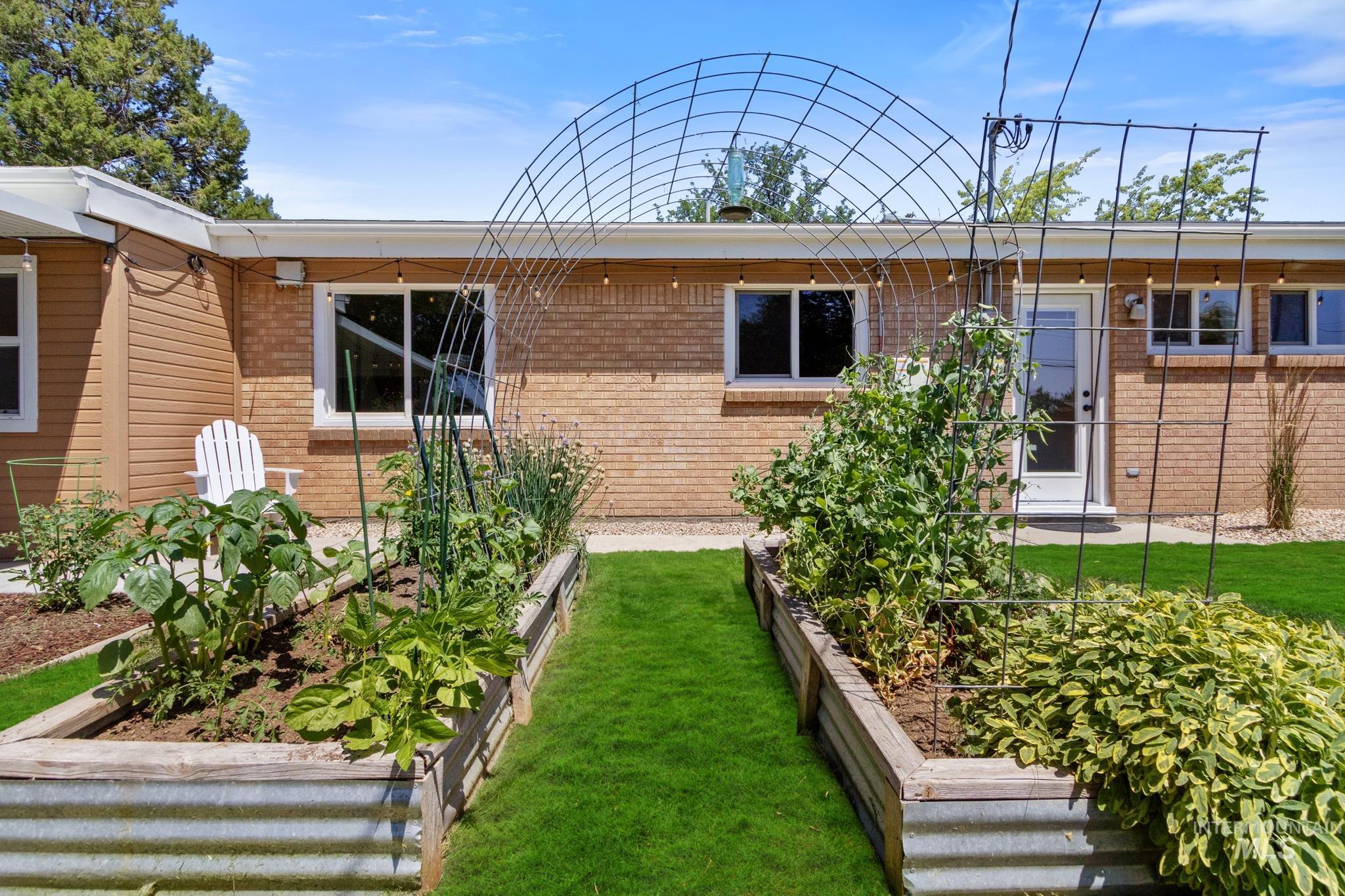 2713 S Laurelhurst Dr, Boise, Idaho 83705, 3 Bedrooms, 2 Bathrooms, Residential For Sale, Price $575,000, 98991950