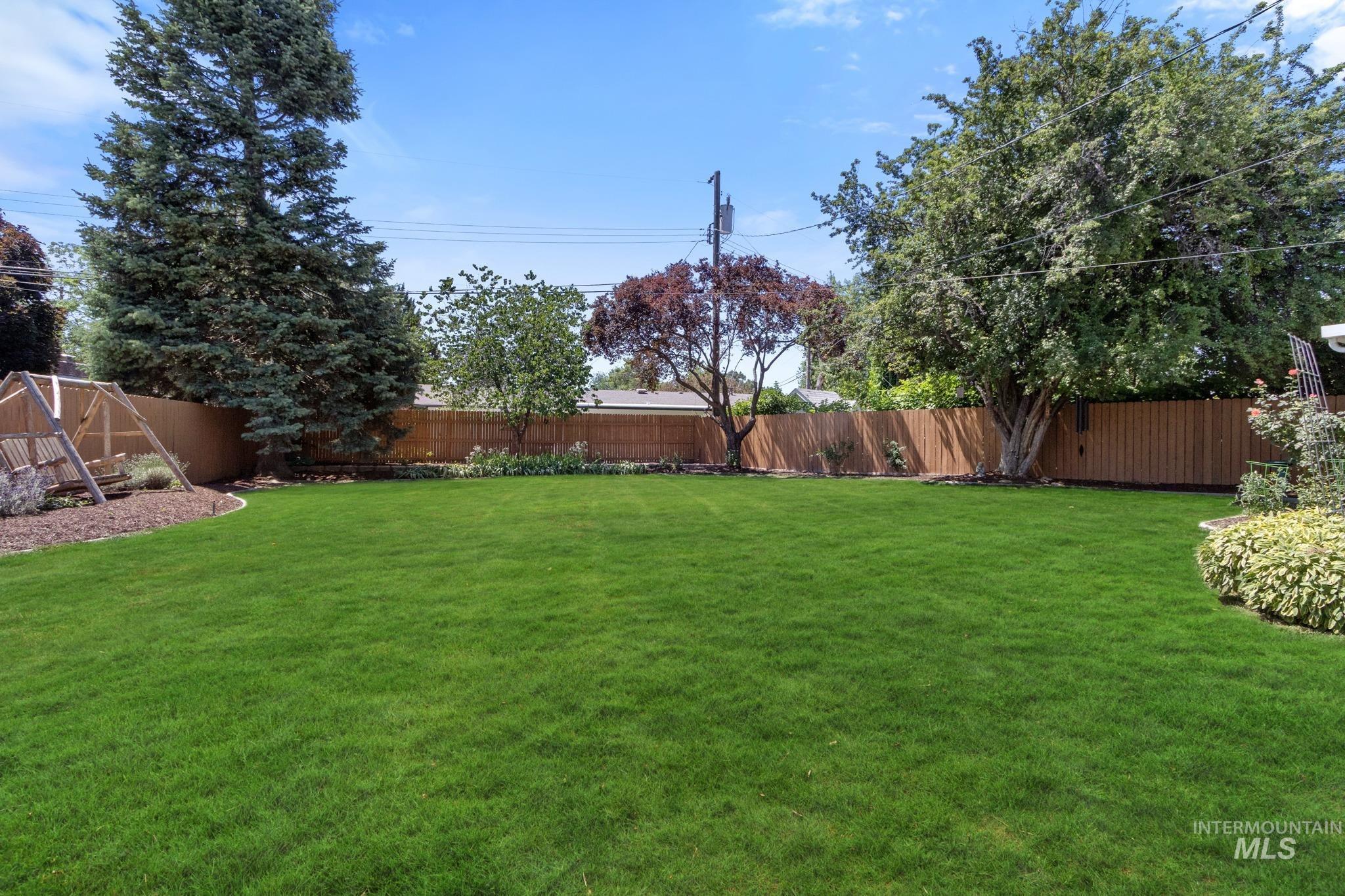 2713 S Laurelhurst Dr, Boise, Idaho 83705, 3 Bedrooms, 2 Bathrooms, Residential For Sale, Price $575,000, 98991950