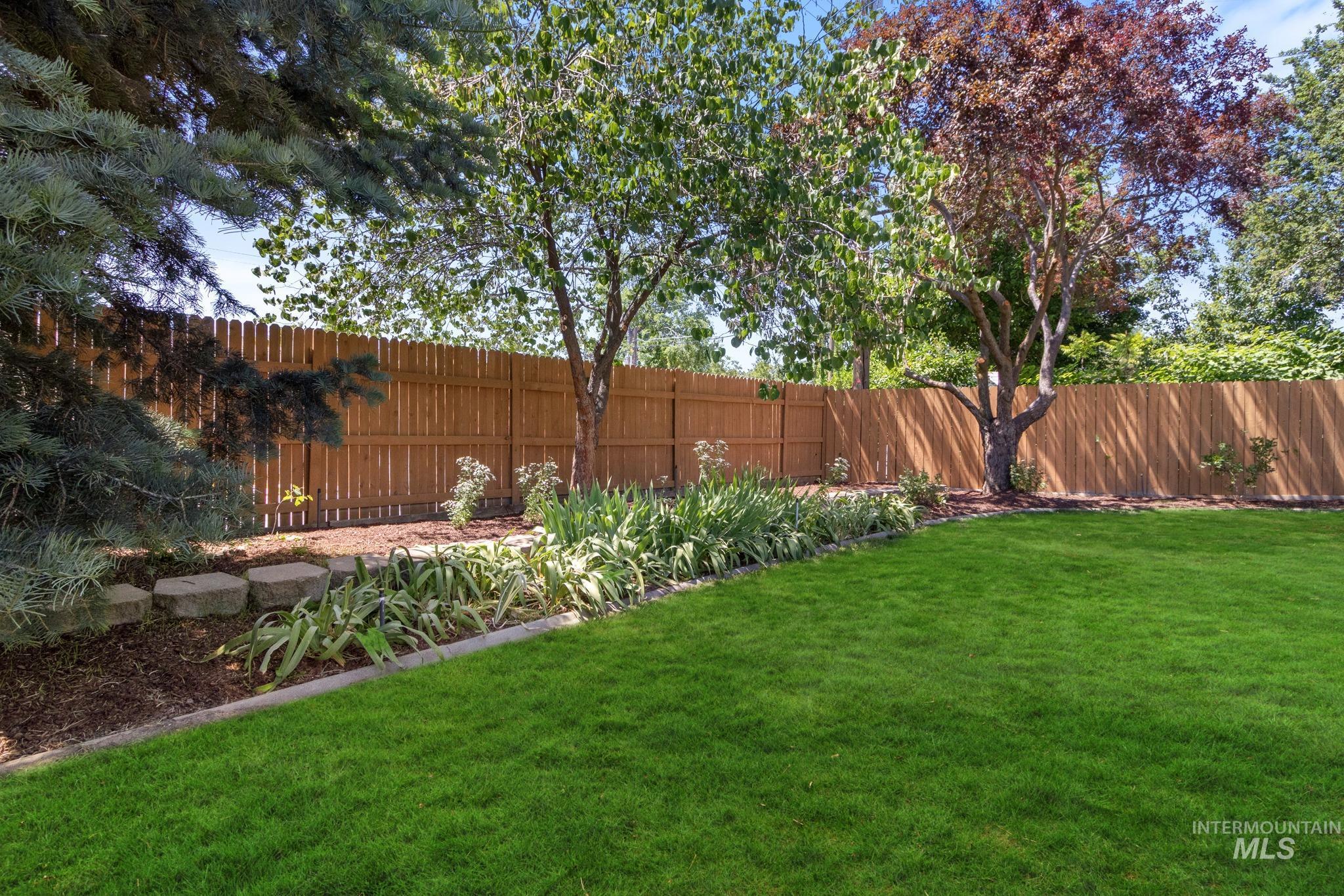2713 S Laurelhurst Dr, Boise, Idaho 83705, 3 Bedrooms, 2 Bathrooms, Residential For Sale, Price $575,000, 98991950