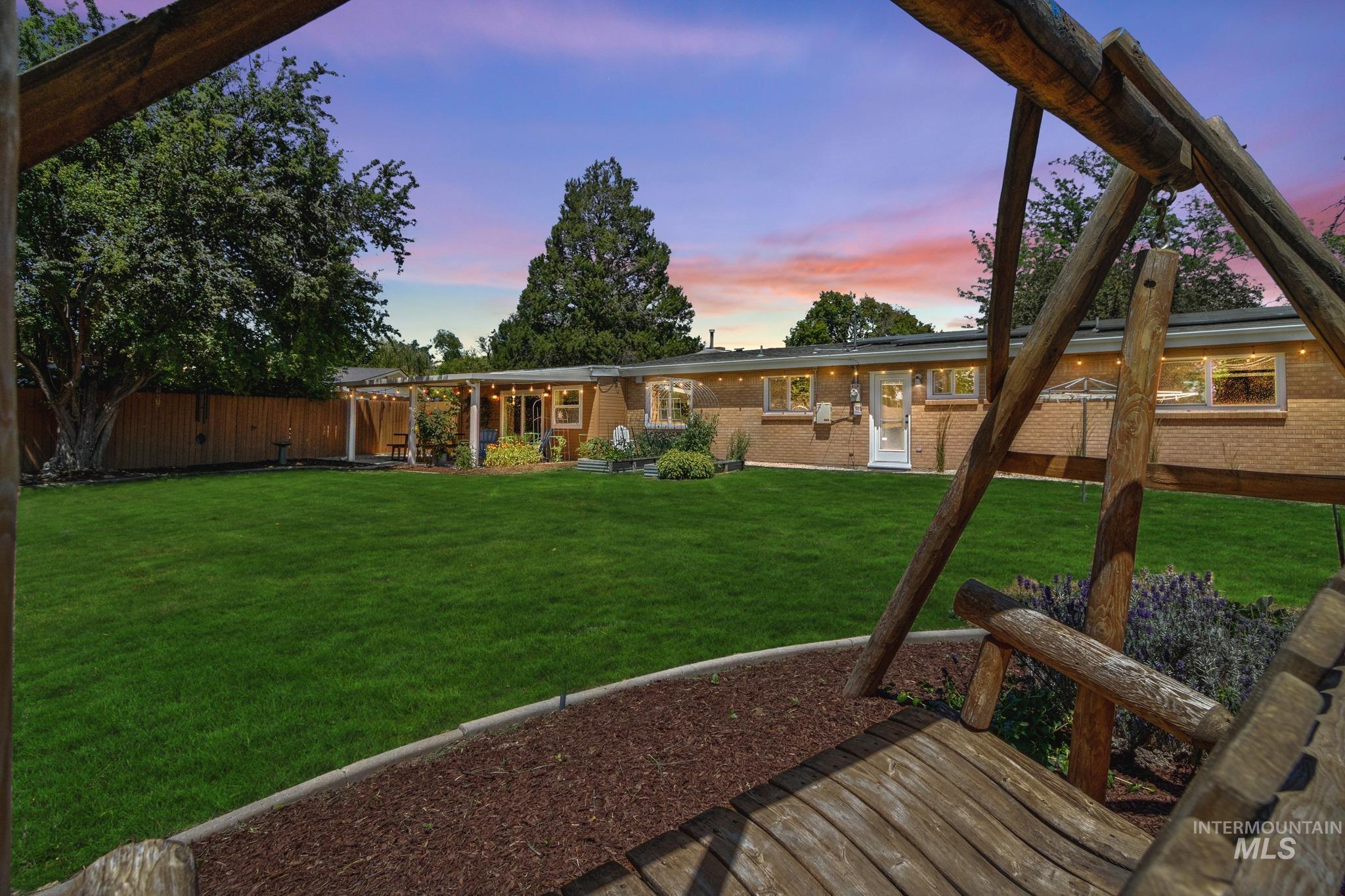 2713 S Laurelhurst Dr, Boise, Idaho 83705, 3 Bedrooms, 2 Bathrooms, Residential For Sale, Price $575,000, 98991950