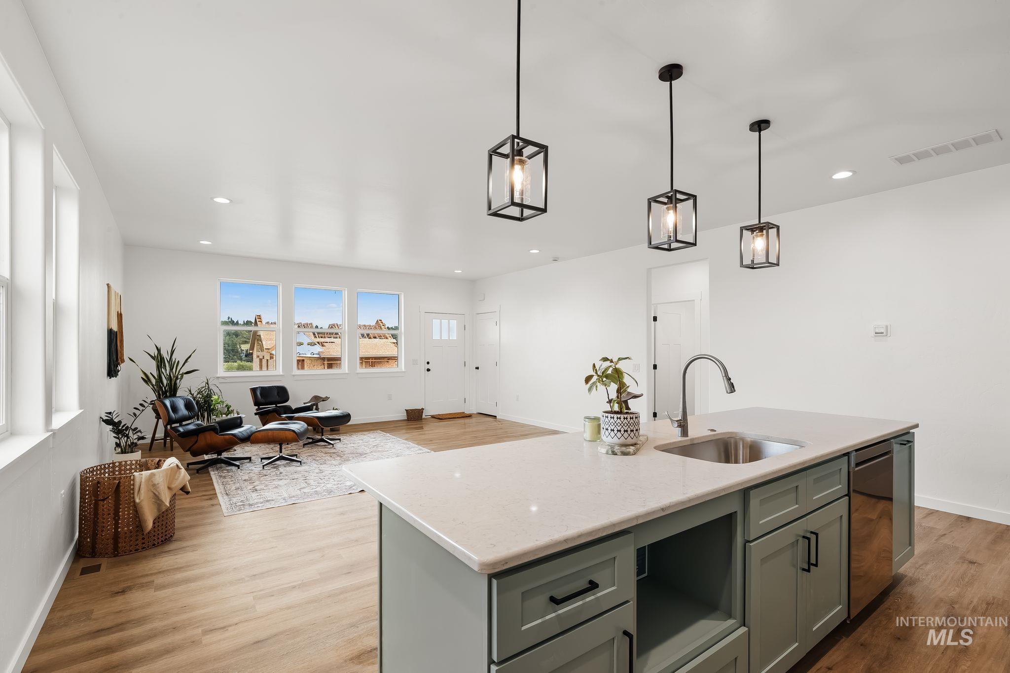 1115 Edington Avenue, Moscow, Idaho 83843, 5 Bedrooms, 3 Bathrooms, Residential For Sale, Price $569,999, 98991970