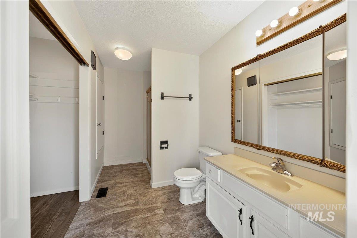 2160 S Five Mile, Boise, Idaho 83709, 5 Bedrooms, 4.5 Bathrooms, Residential For Sale, Price $725,000,MLS 98991979