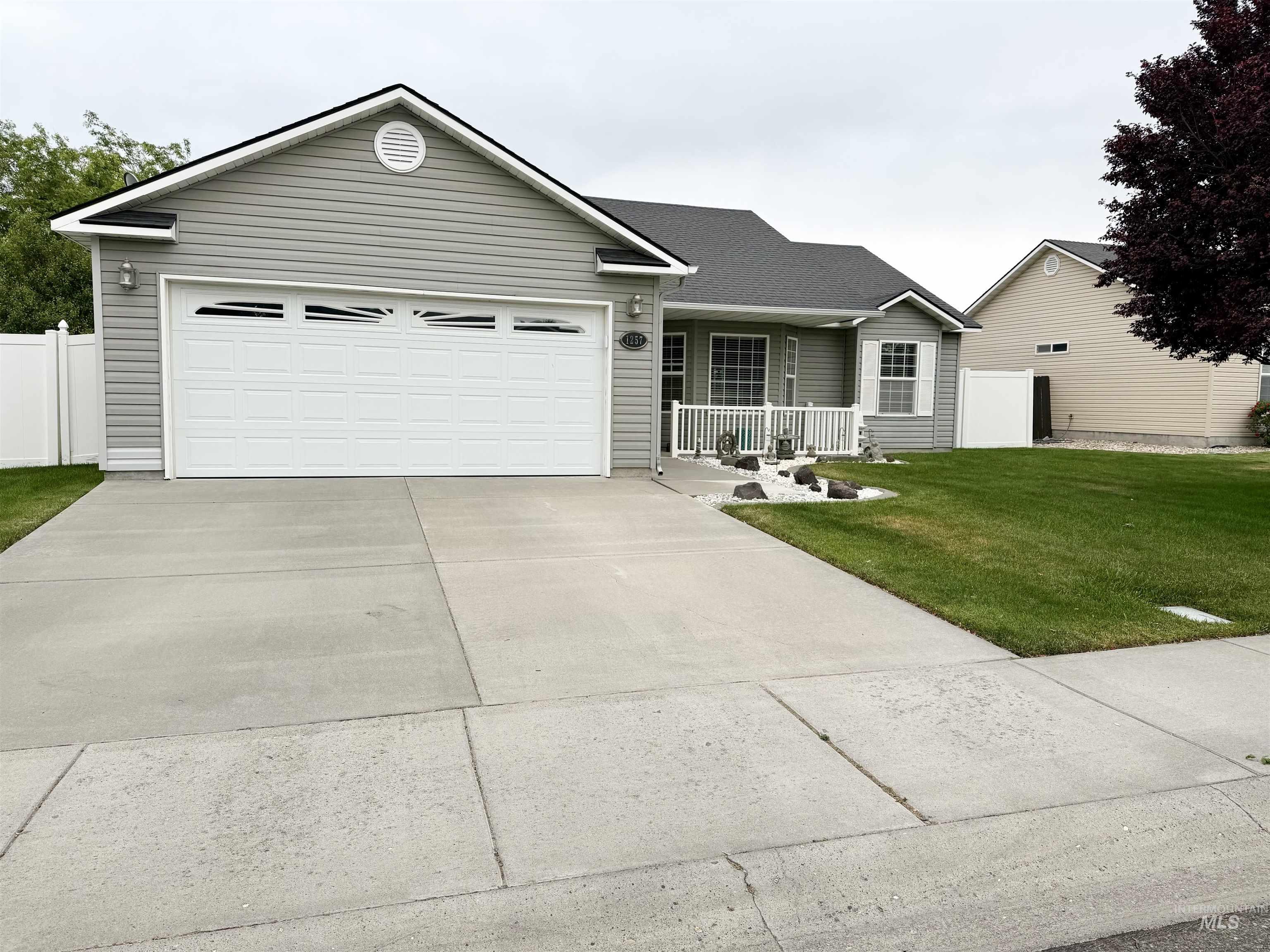 1257 Fiesta Way, Twin Falls, Idaho 83301-8265, 3 Bedrooms, 2 Bathrooms, Residential For Sale, Price $398,900,MLS 98991980
