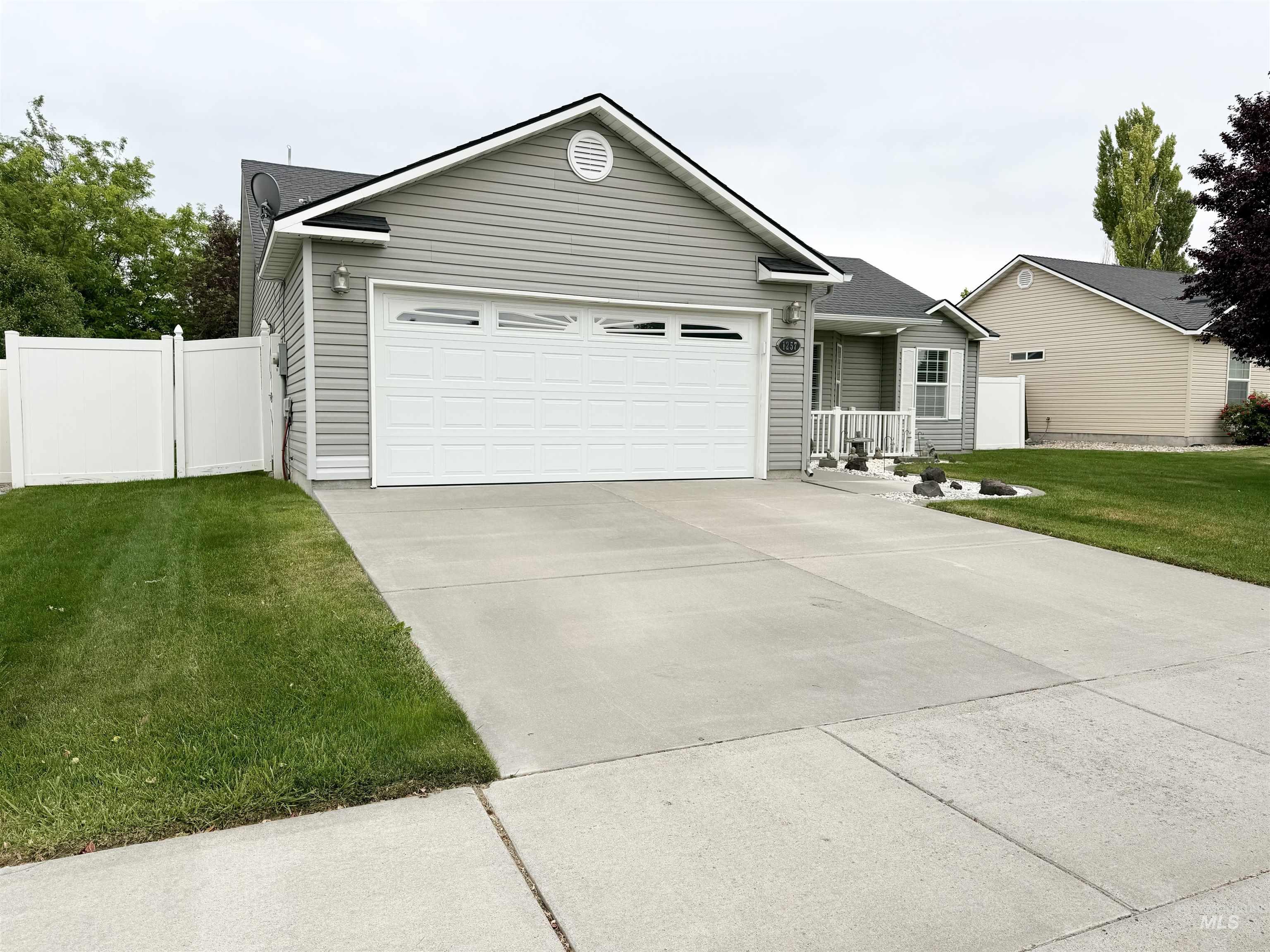 1257 Fiesta Way, Twin Falls, Idaho 83301-8265, 3 Bedrooms, 2 Bathrooms, Residential For Sale, Price $398,900,MLS 98991980