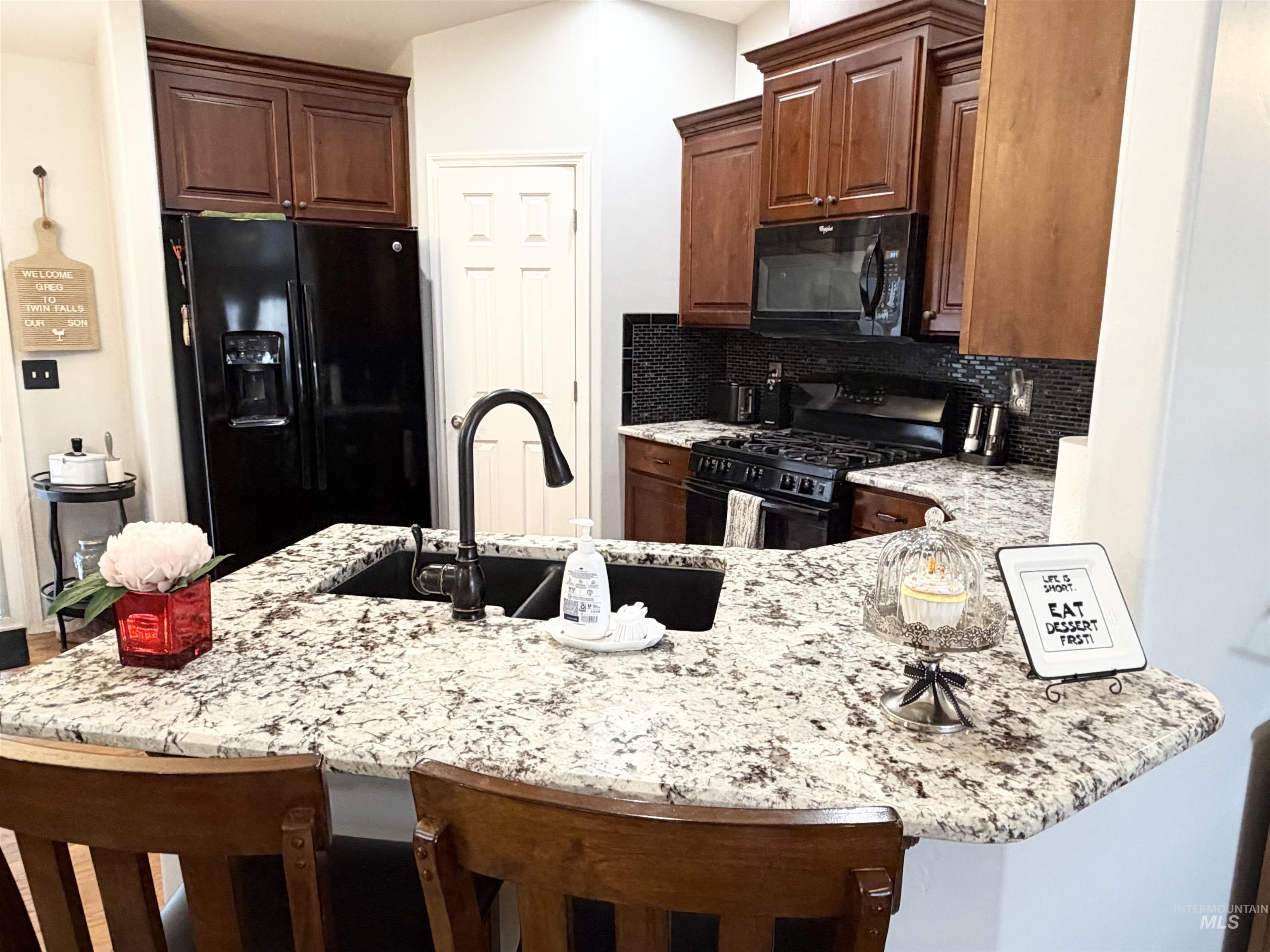 1257 Fiesta Way, Twin Falls, Idaho 83301-8265, 3 Bedrooms, 2 Bathrooms, Residential For Sale, Price $398,900,MLS 98991980