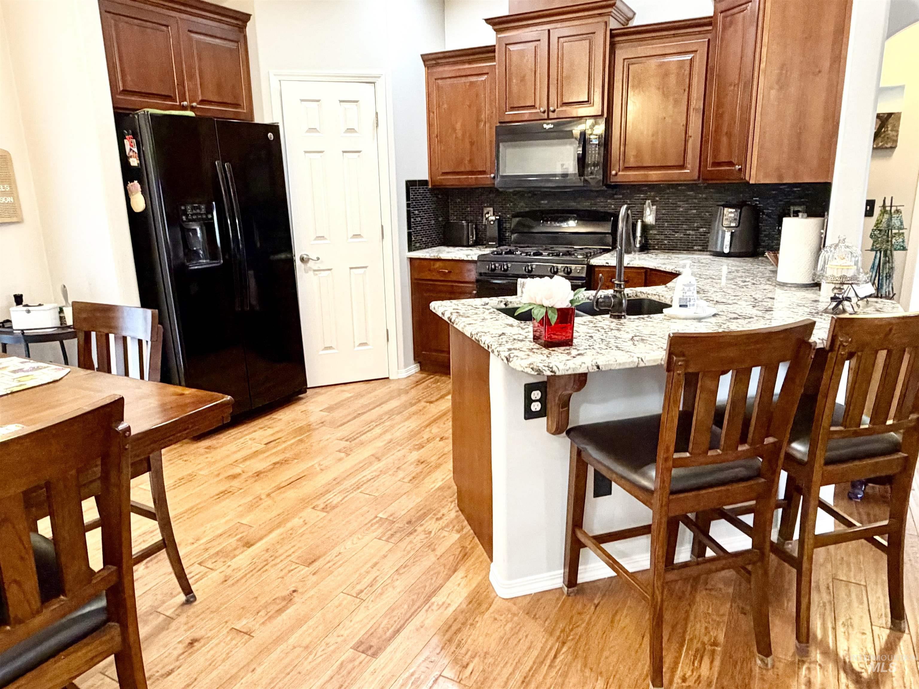 1257 Fiesta Way, Twin Falls, Idaho 83301-8265, 3 Bedrooms, 2 Bathrooms, Residential For Sale, Price $398,900,MLS 98991980