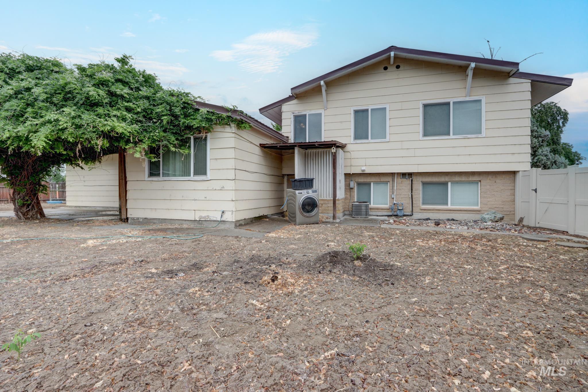 1192 SW 12th Ave, Ontario, Oregon 97914, 5 Bedrooms, 3 Bathrooms, Residential For Sale, Price $399,000,MLS 98991983