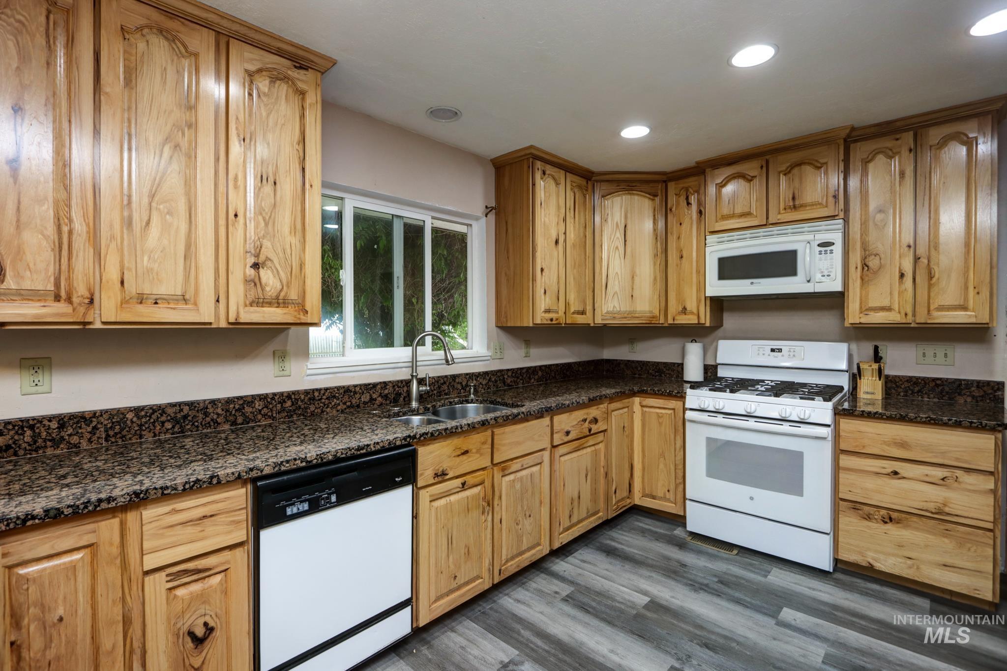 1192 SW 12th Ave, Ontario, Oregon 97914, 5 Bedrooms, 3 Bathrooms, Residential For Sale, Price $399,000,MLS 98991983