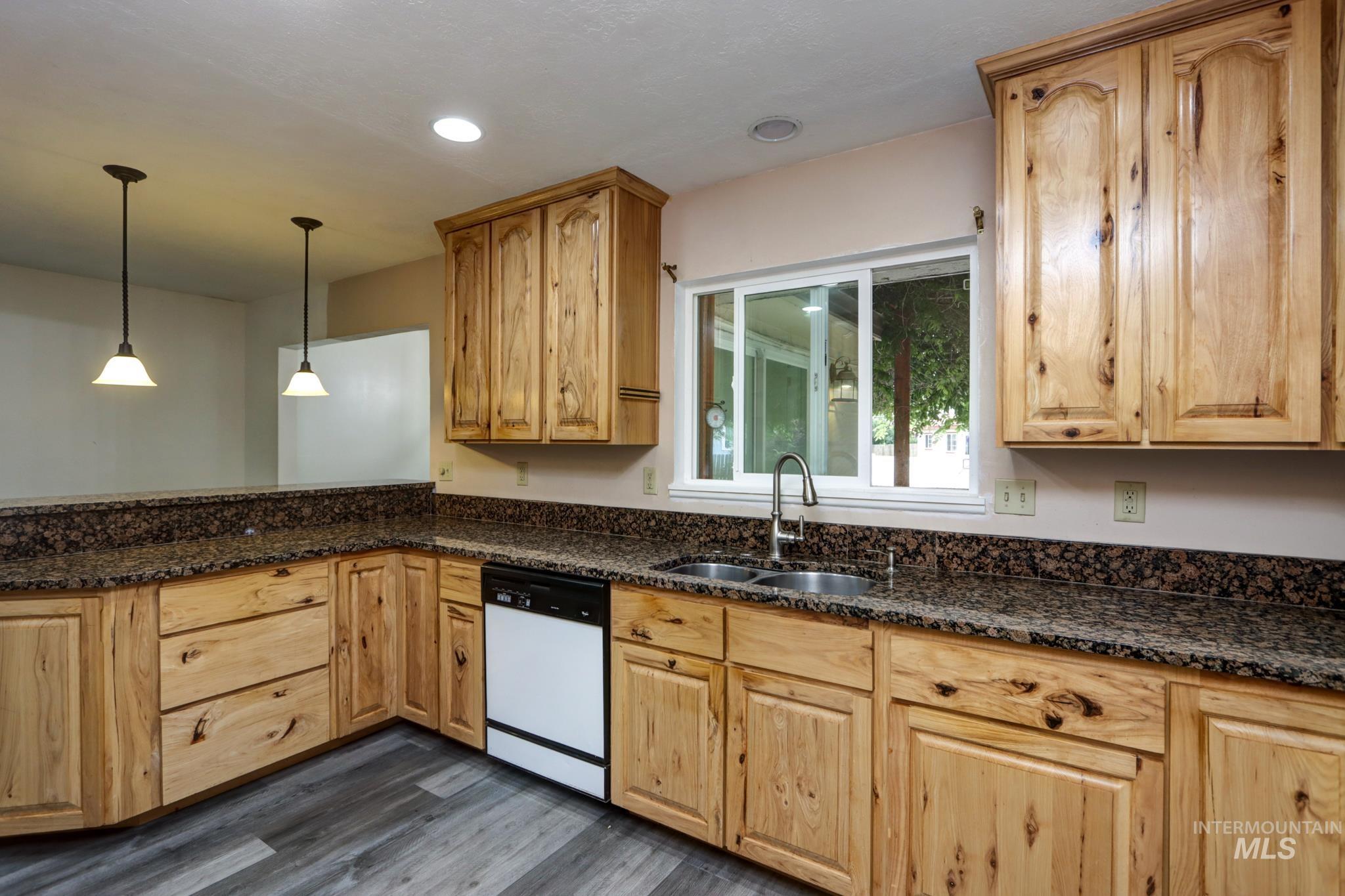 1192 SW 12th Ave, Ontario, Oregon 97914, 5 Bedrooms, 3 Bathrooms, Residential For Sale, Price $399,000,MLS 98991983