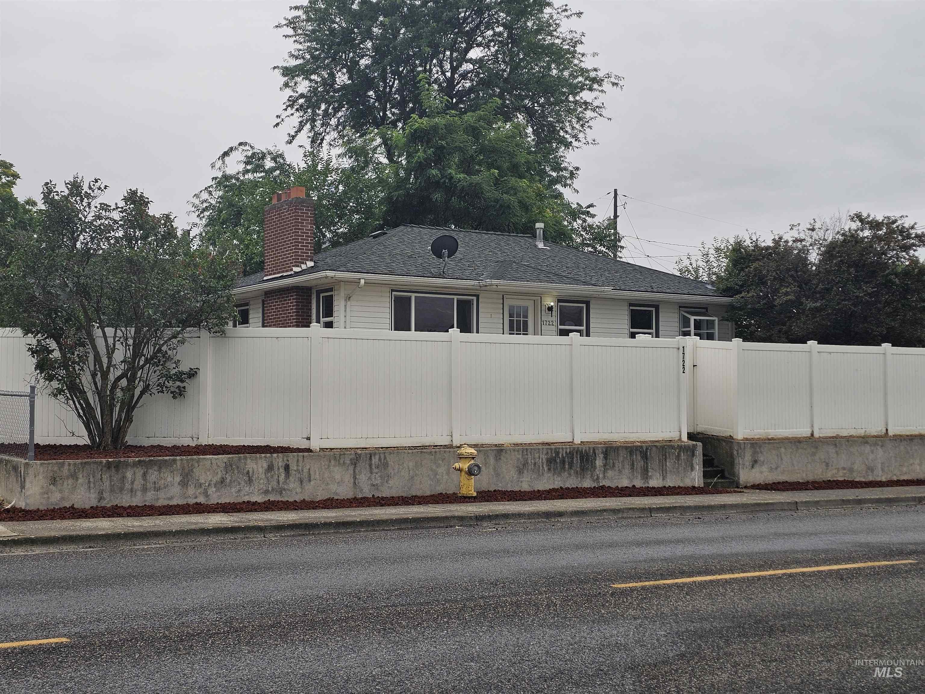 1722 11th ave, Lewiston, Idaho 83501, 4 Bedrooms, 2 Bathrooms, Residential For Sale, Price $245,000,MLS 98991985