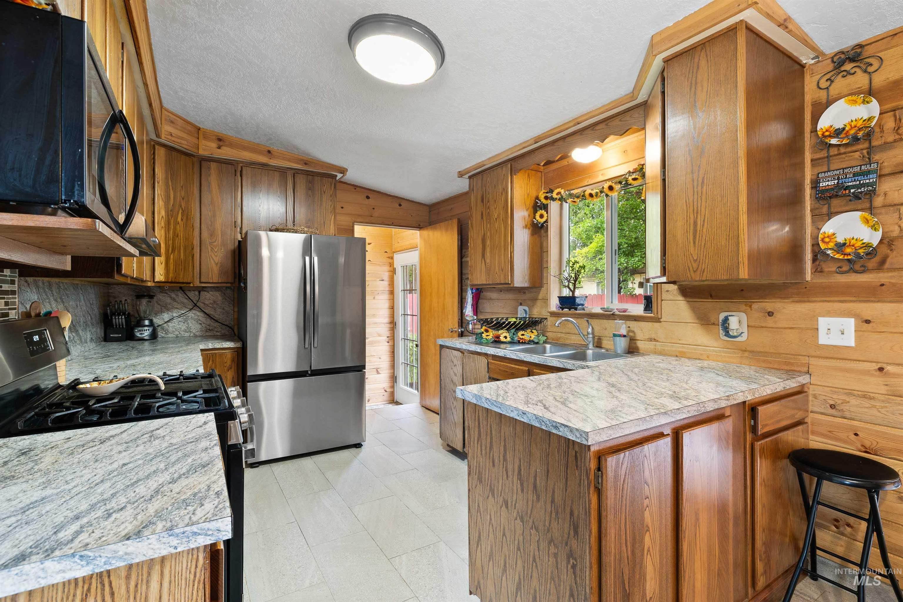 2158 Sherry Ln, Twin Falls, Idaho 83301, 6 Bedrooms, 3 Bathrooms, Residential For Sale, Price $390,000,MLS 98991991