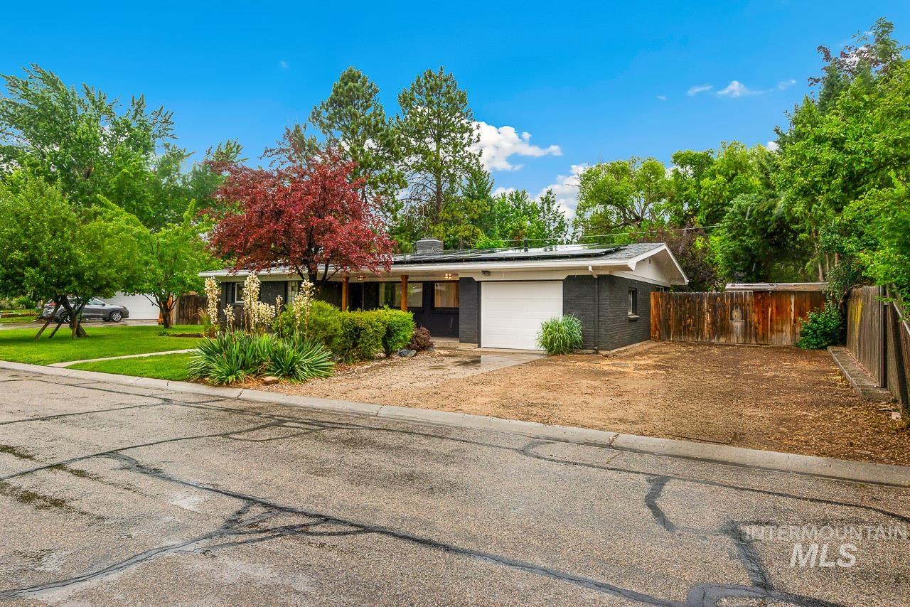 2110 S Broadmoor Dr, Boise, Idaho 83705, 3 Bedrooms, 1.5 Bathrooms, Residential For Sale, Price $500,000,MLS 98991999
