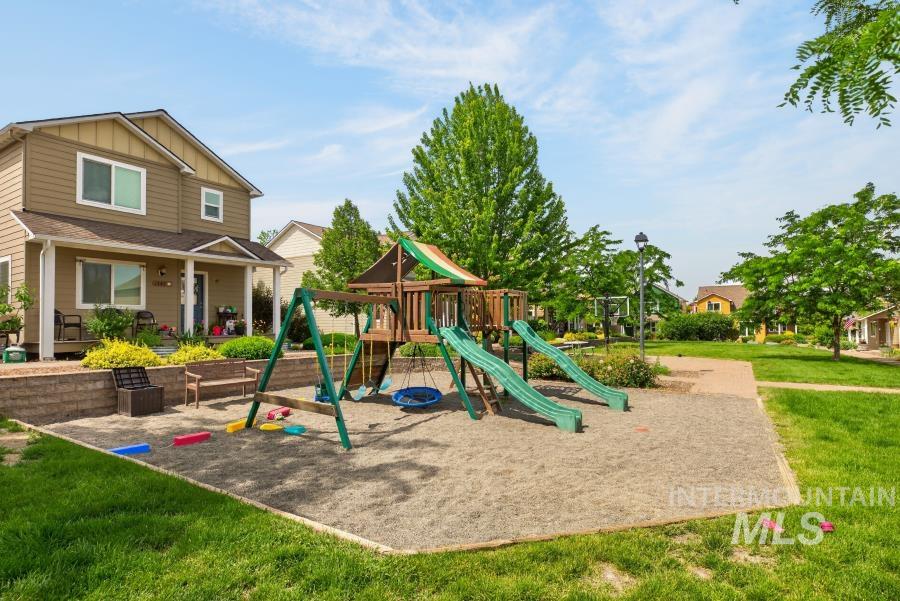 1337 Bristol Rd, Moscow, Idaho 83843, 2 Bedrooms, 2.5 Bathrooms, Residential For Sale, Price $325,000,MLS 98992011