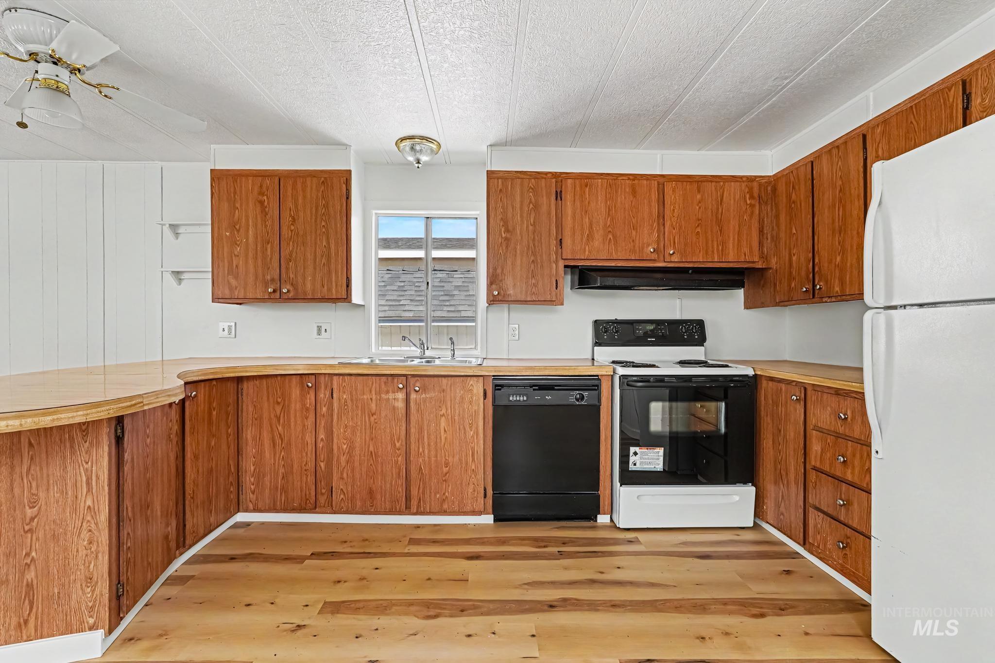424 W Cherry Ln, Meridian, Idaho 83642, 2 Bedrooms, 1 Bathroom, Residential For Sale, Price $89,999, 98992031