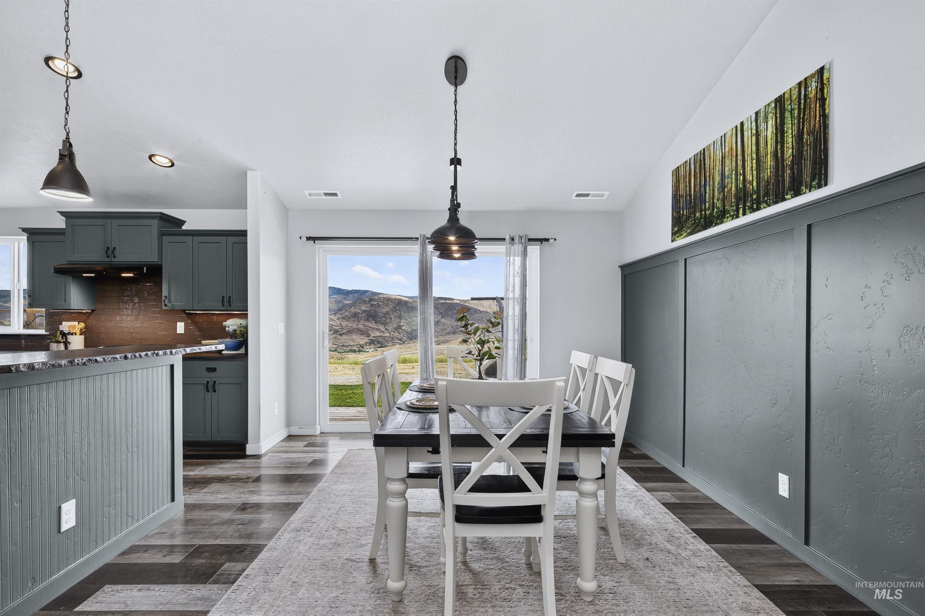 34 Deirdre Dr, Horseshoe Bend, Idaho 83629, 4 Bedrooms, 2.5 Bathrooms, Residential For Sale, Price $1,049,000,MLS 98992032