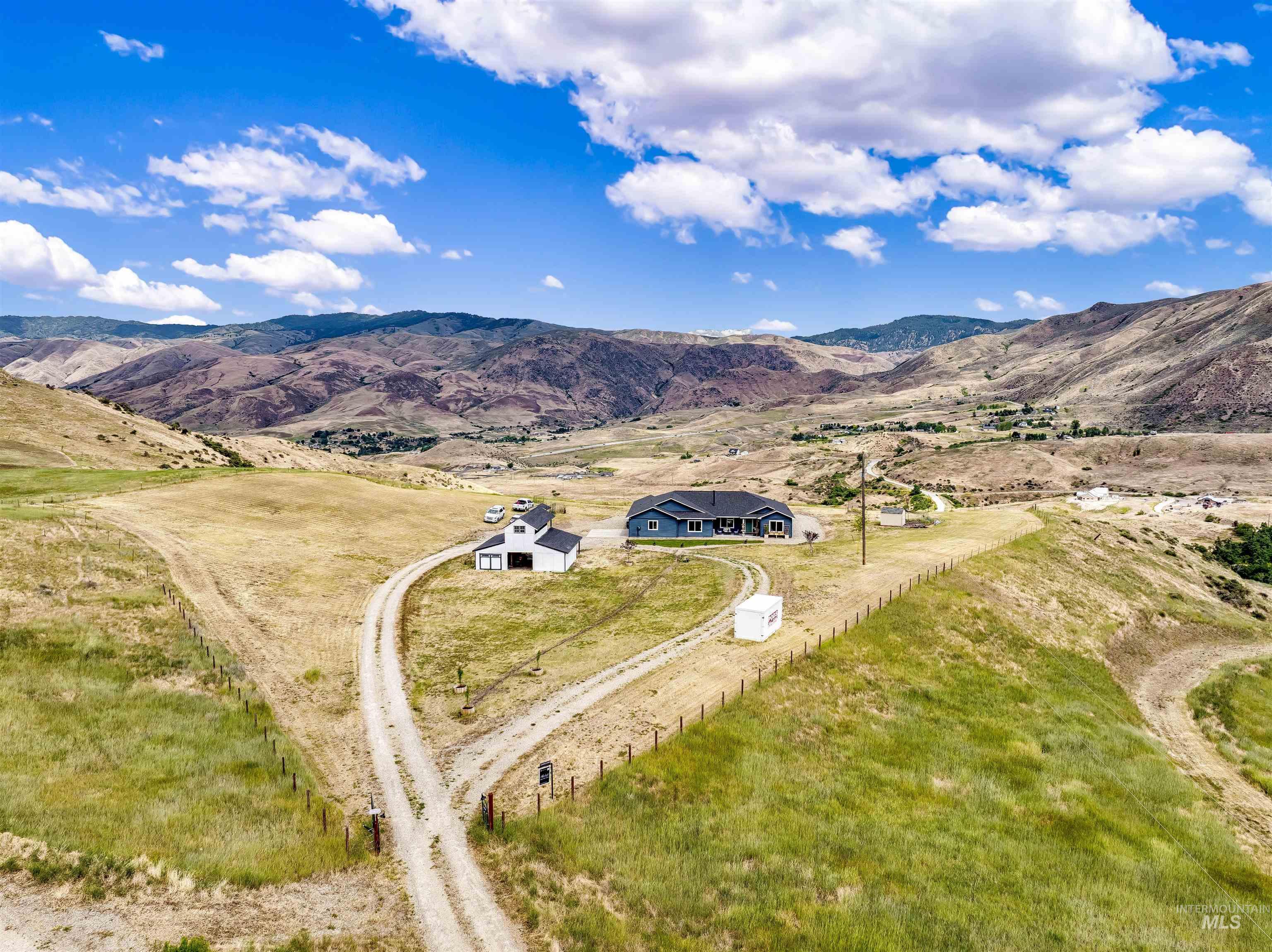 34 Deirdre Dr, Horseshoe Bend, Idaho 83629, 4 Bedrooms, 2.5 Bathrooms, Residential For Sale, Price $1,049,000,MLS 98992032